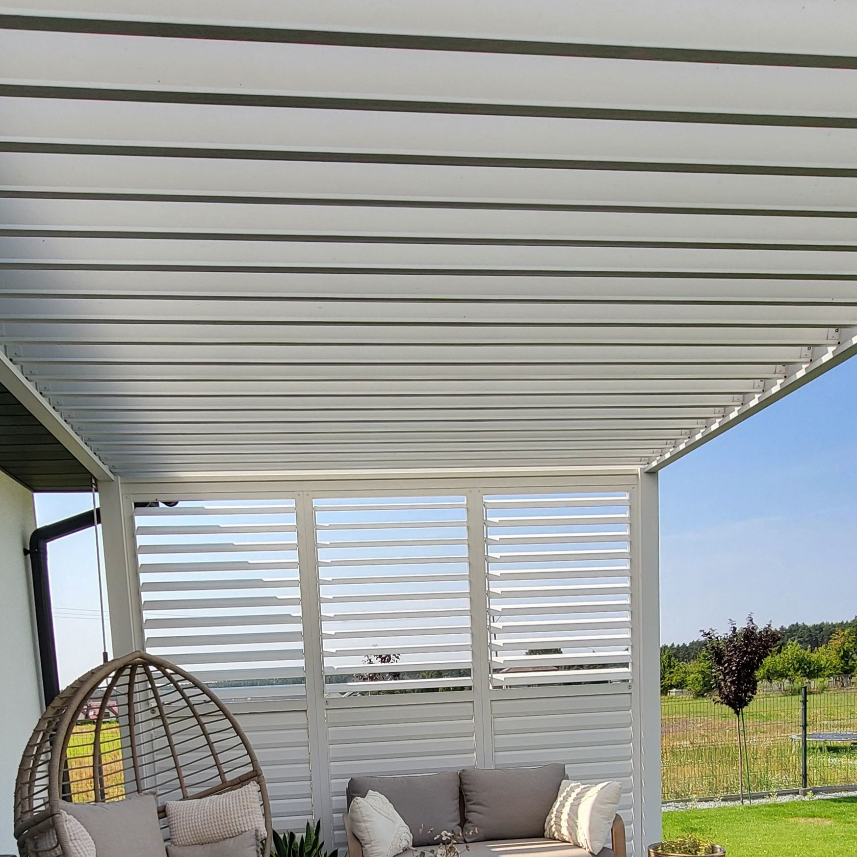 Hliníková pergola Gutroof Premium 3x4 m biela fotografia realizácie 10