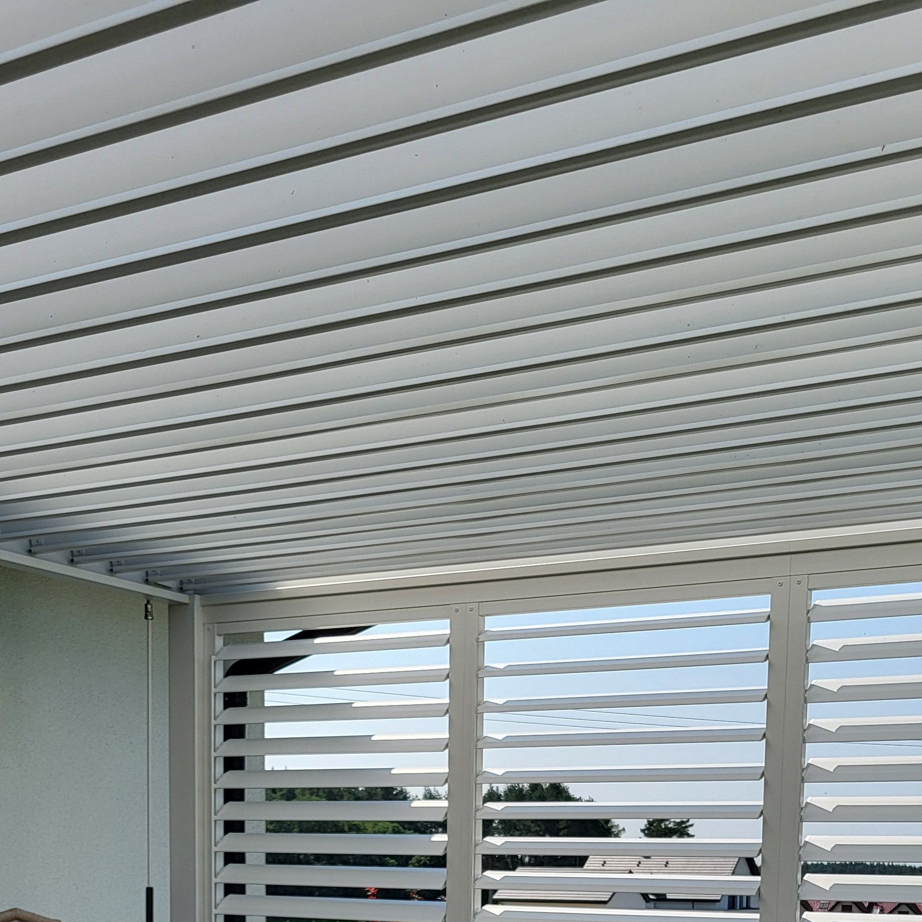 Hliníková pergola Gutroof Premium 3x4 m biela fotografia realizácie 11