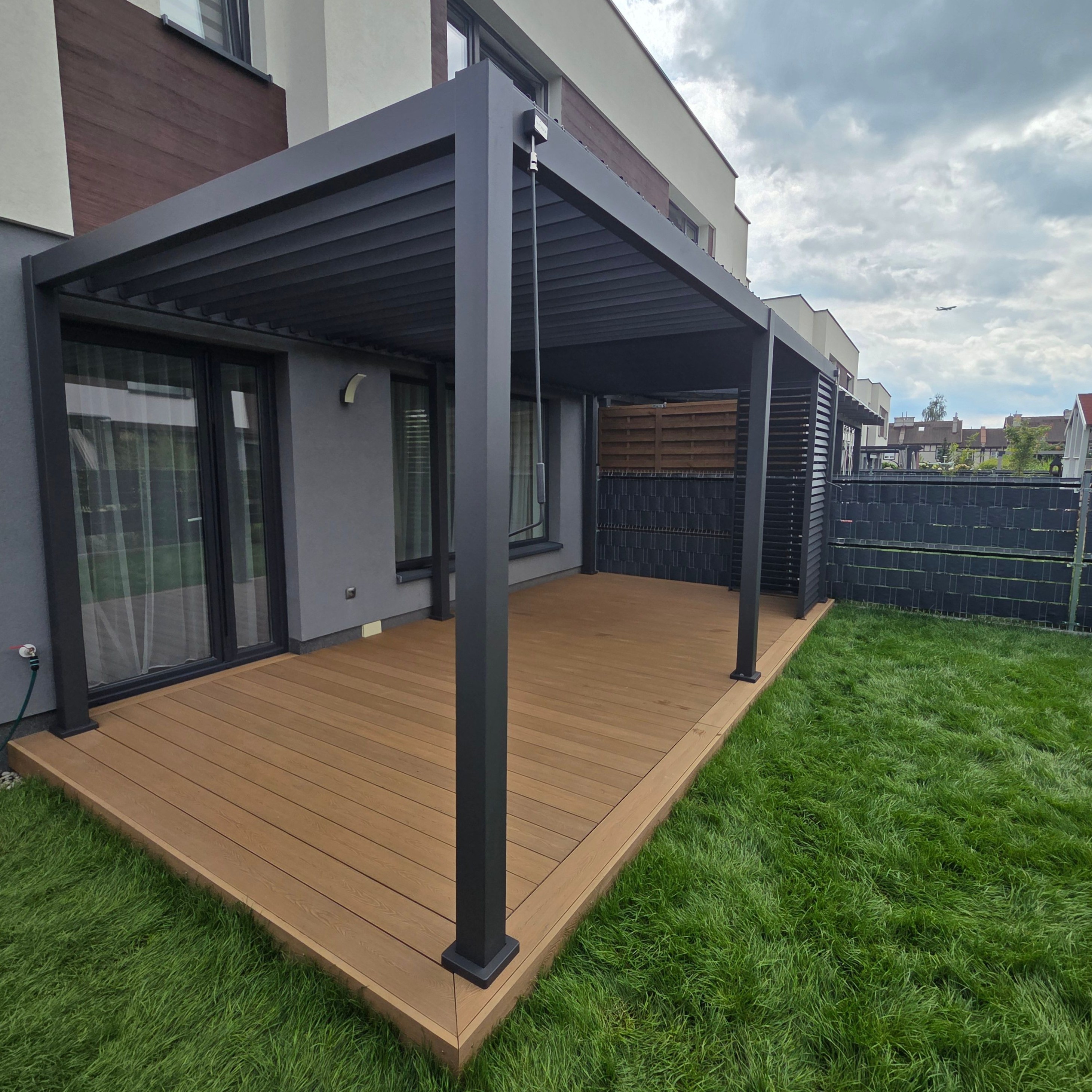 Hliníková pergola Gutroof Premium 3x6 m antracit fotografia realizácie 11