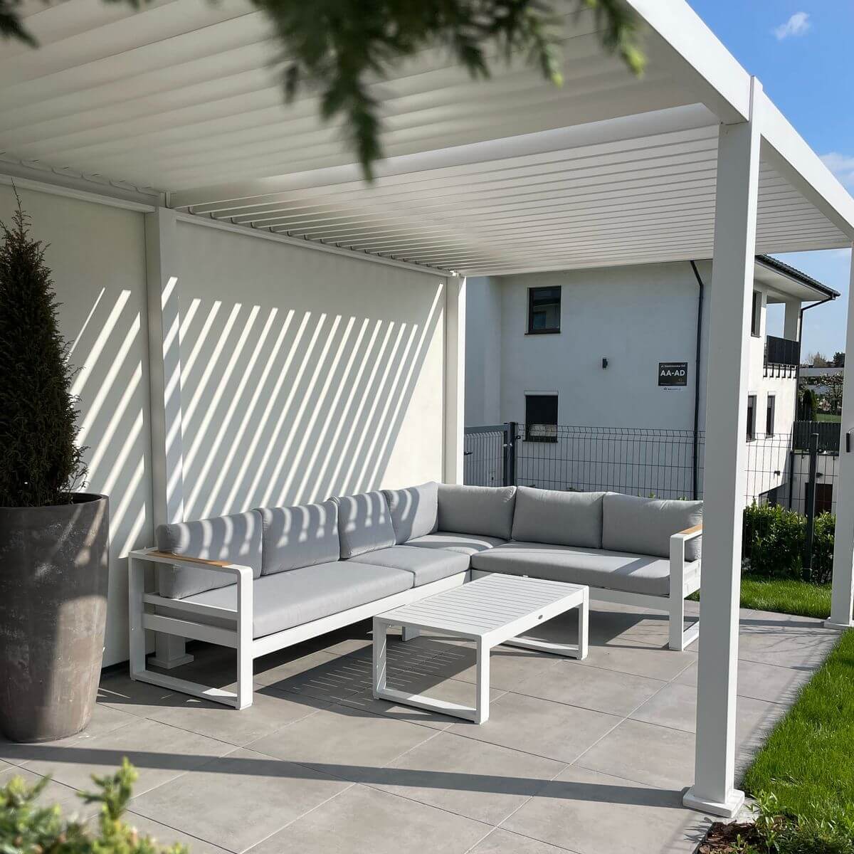 Hliníková pergola Gutroof Premium 3x6 m biela fotografia realizácie 1