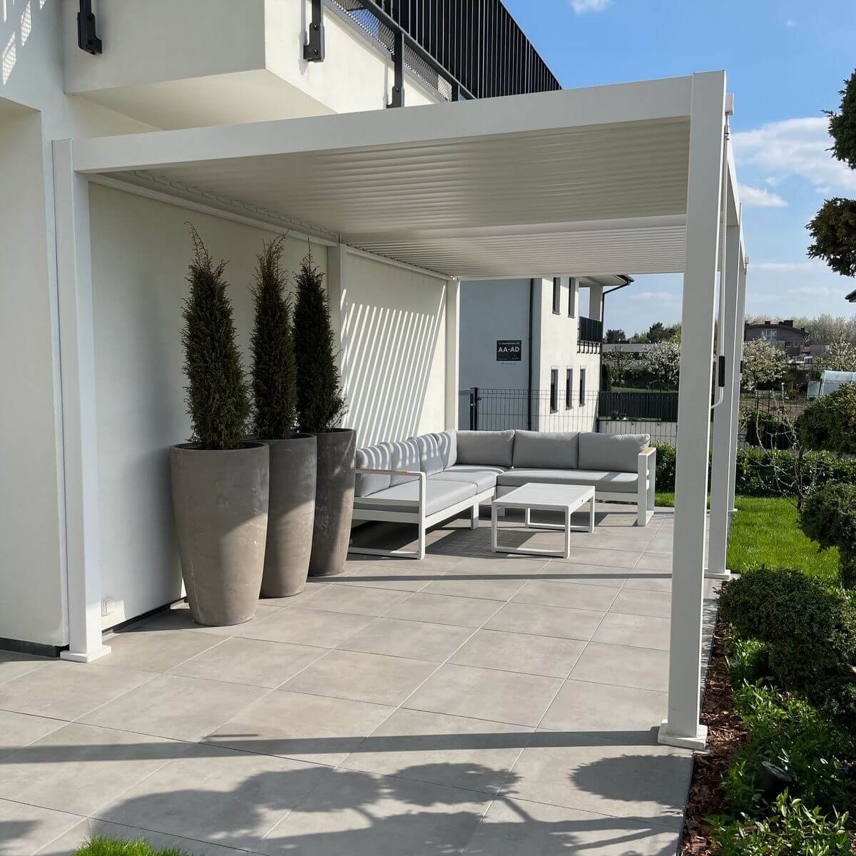Hliníková pergola Gutroof Premium 3x6 m biela fotografia realizácie 4