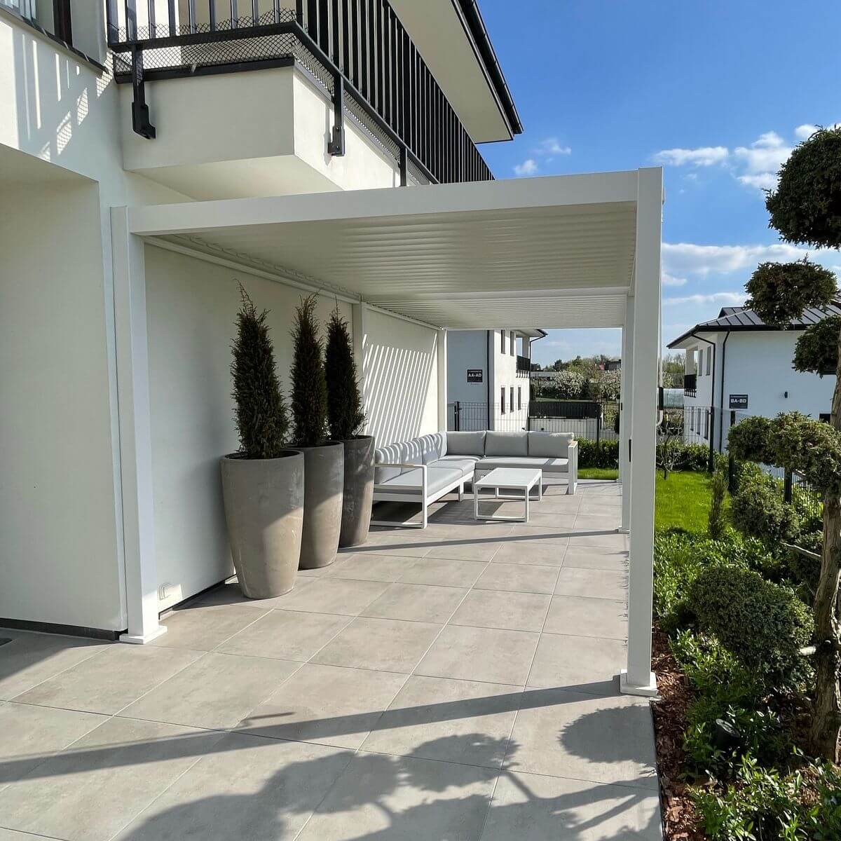 Hliníková pergola Gutroof Premium 3x6 m biela fotografia realizácie 7
