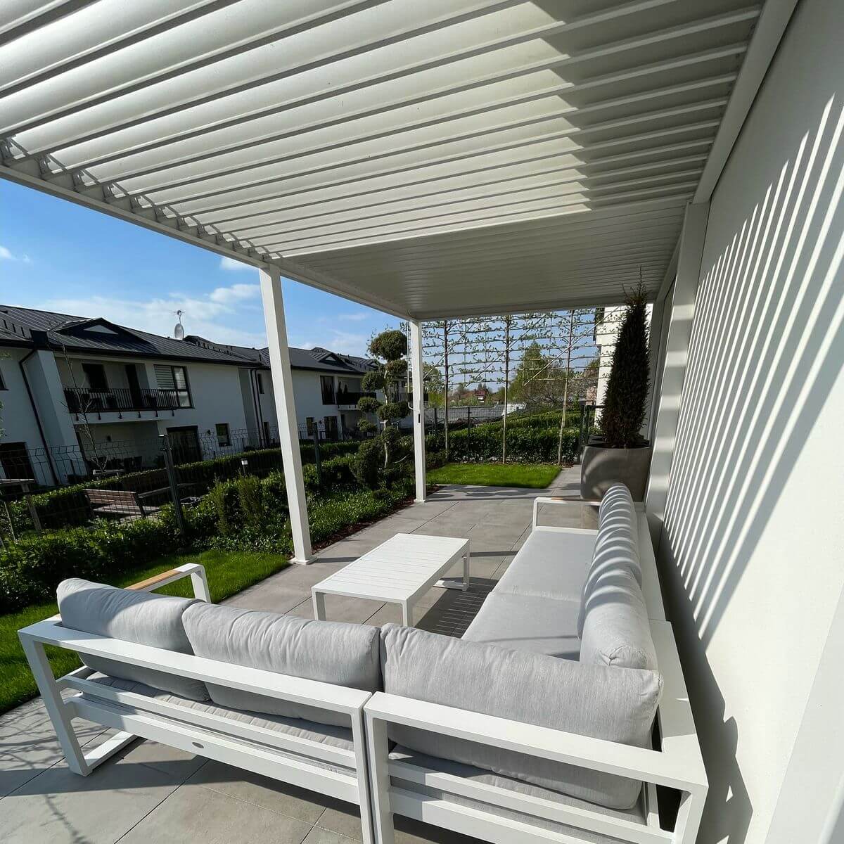Hliníková pergola Gutroof Premium 3x6 m biela fotografia realizácie 10