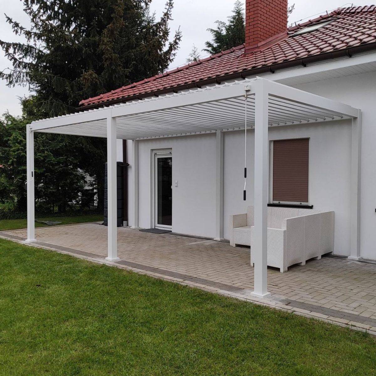 Hliníková pergola Gutroof Premium 3x6 m biela fotografia realizácie 12