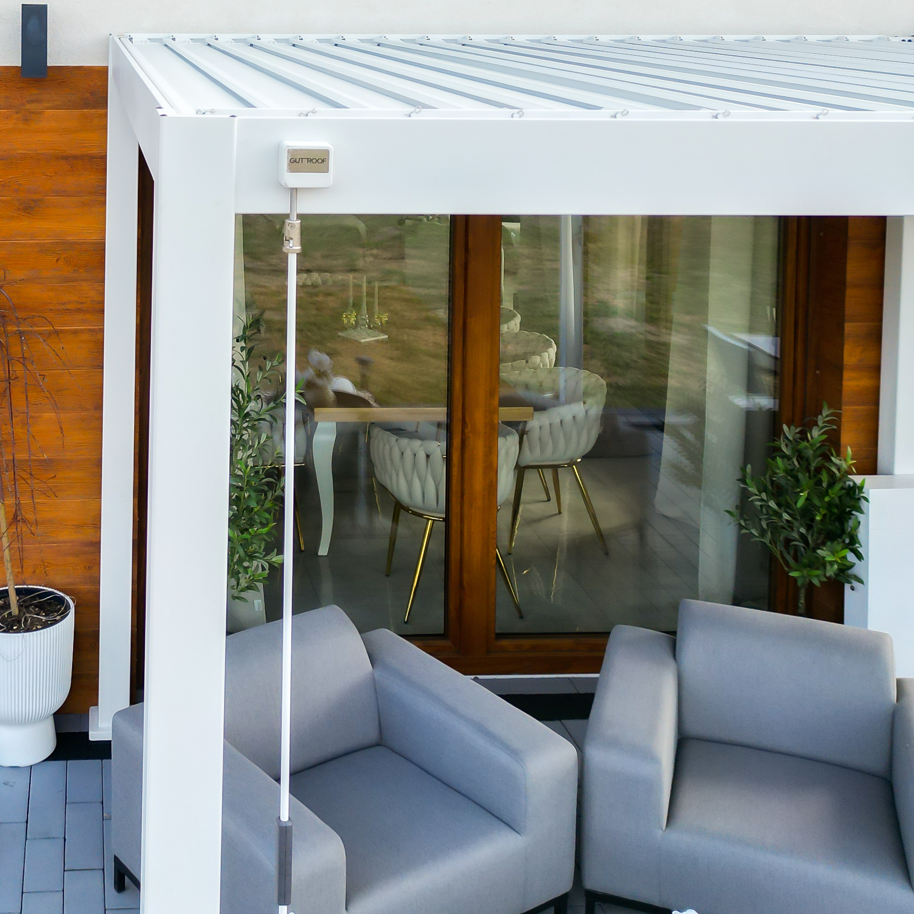 Hliníková pergola Gutroof Premium 3x6 m biela fotografia realizácie 9