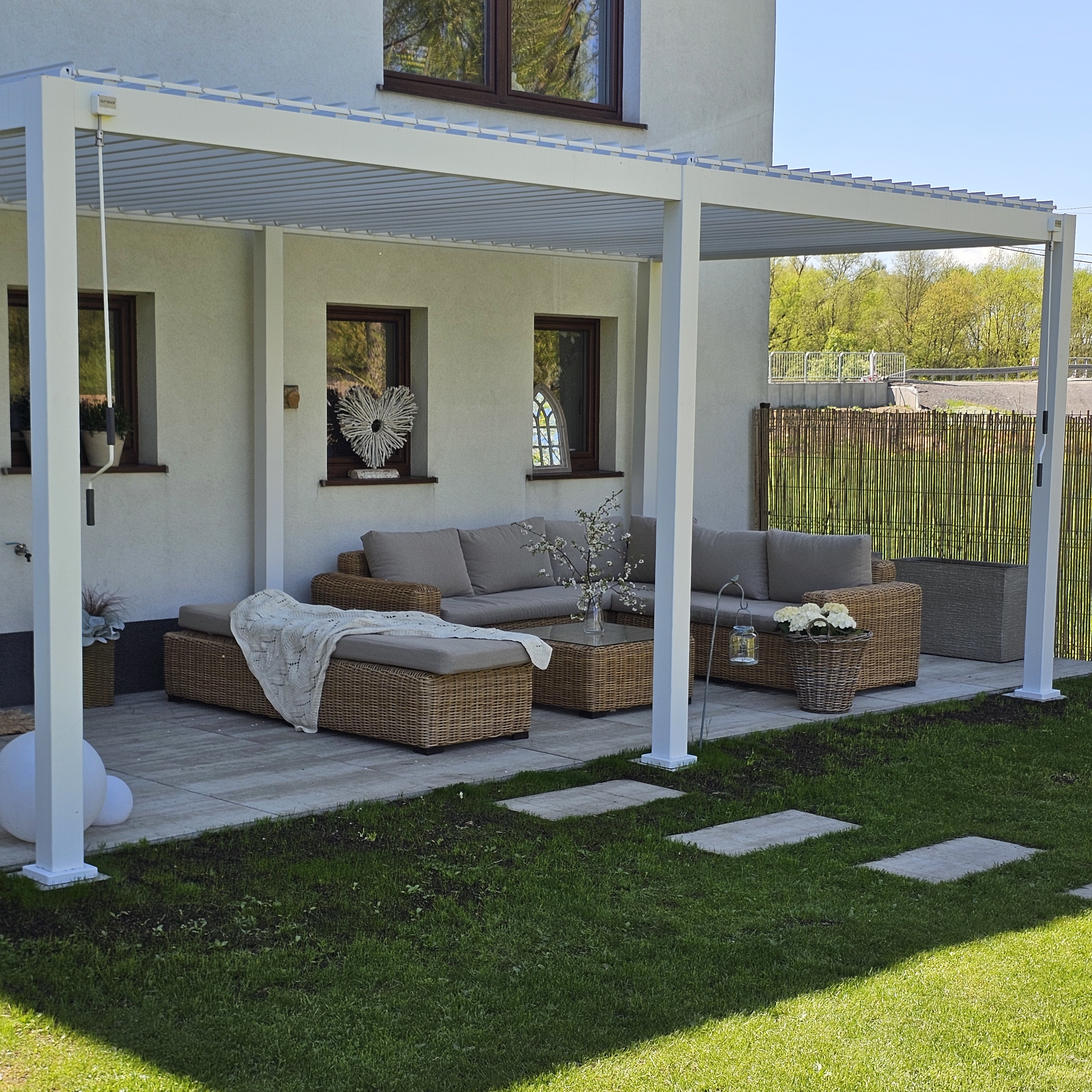 Hliníková pergola Gutroof Premium 3x6 m biela fotografia realizácie 6