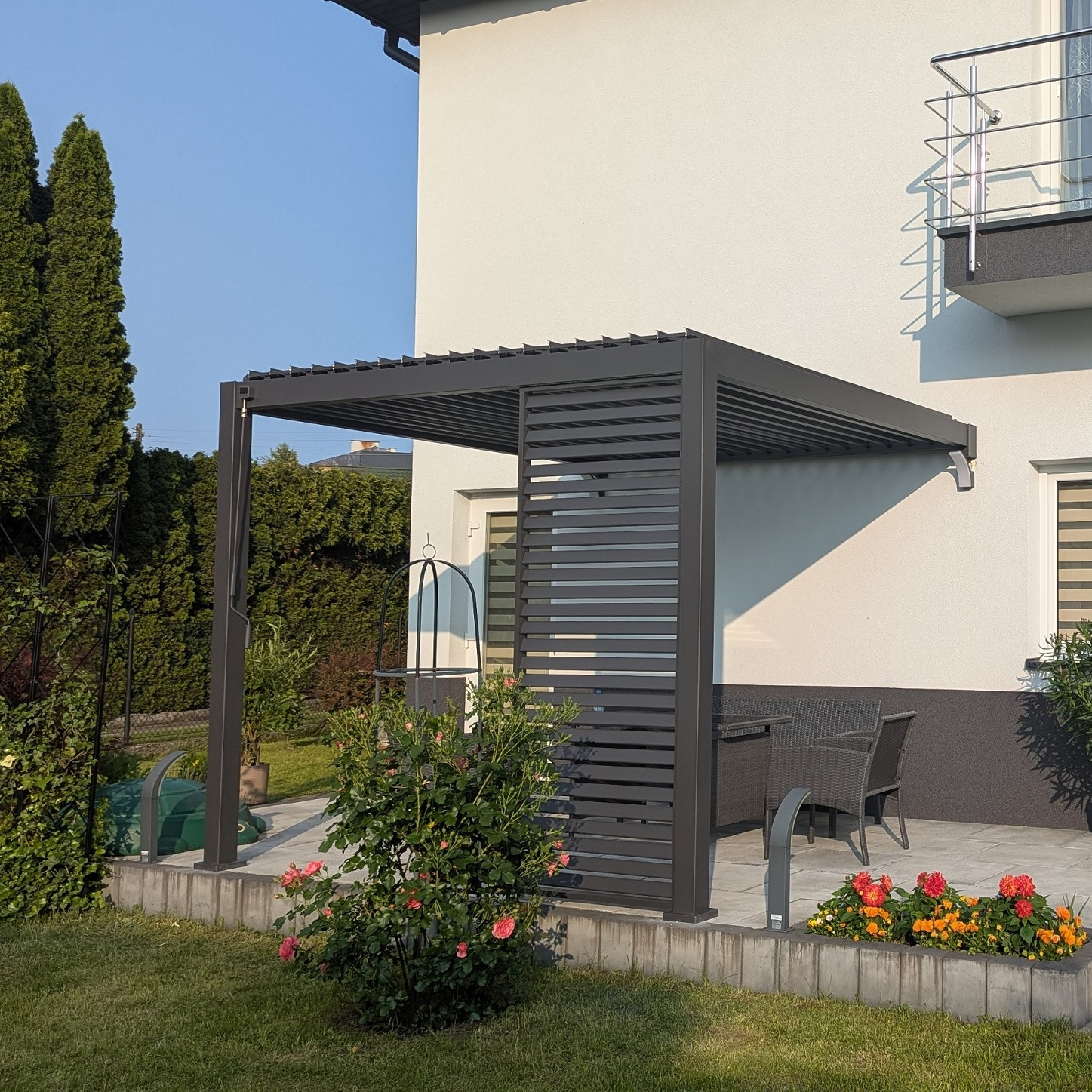Hliníková pergola ku stene Gutroof Premium 3x3 m antracit fotografia realizácie 1