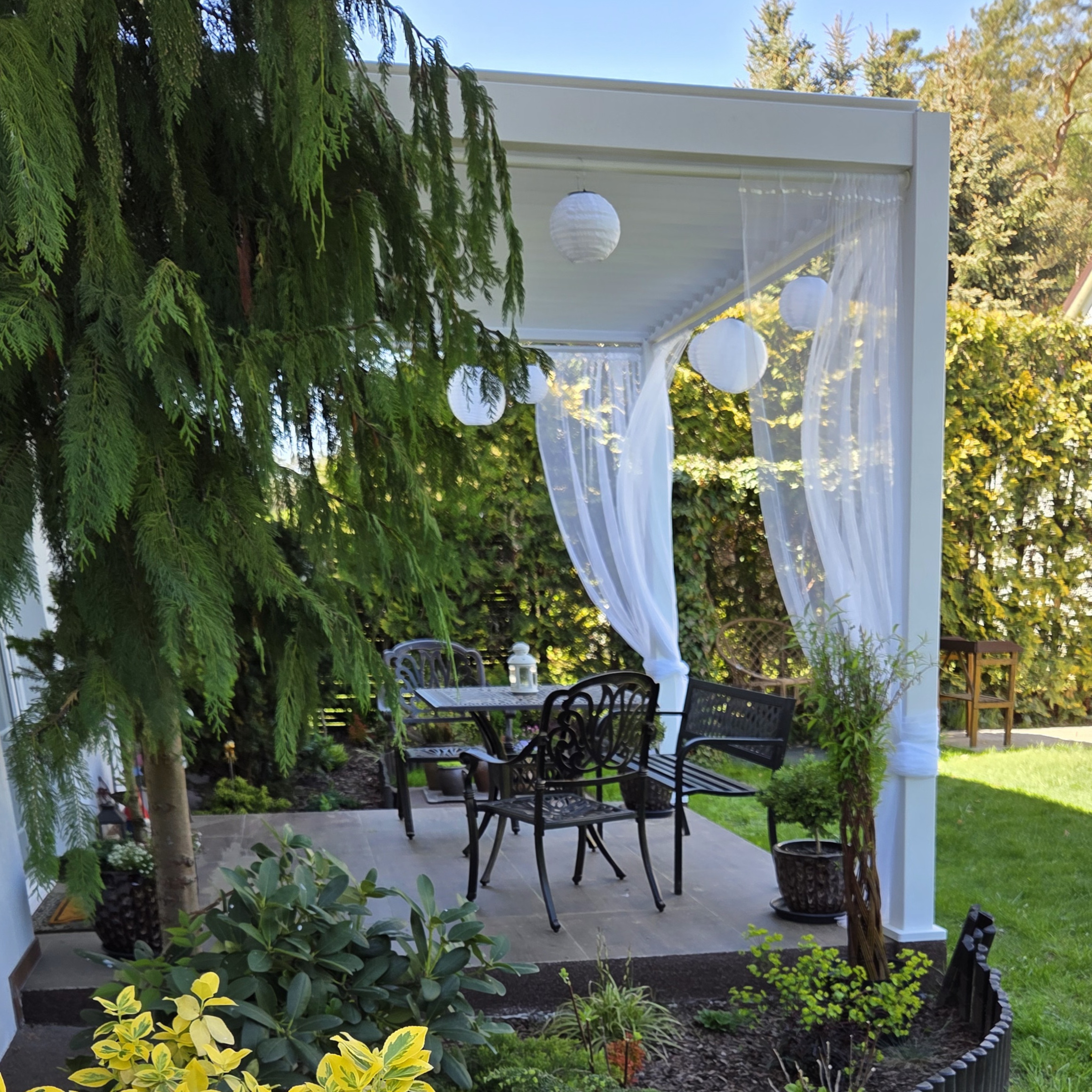 Hliníková pergola ku stene Gutroof Premium 3x3 m biela fotografia realizácie 1