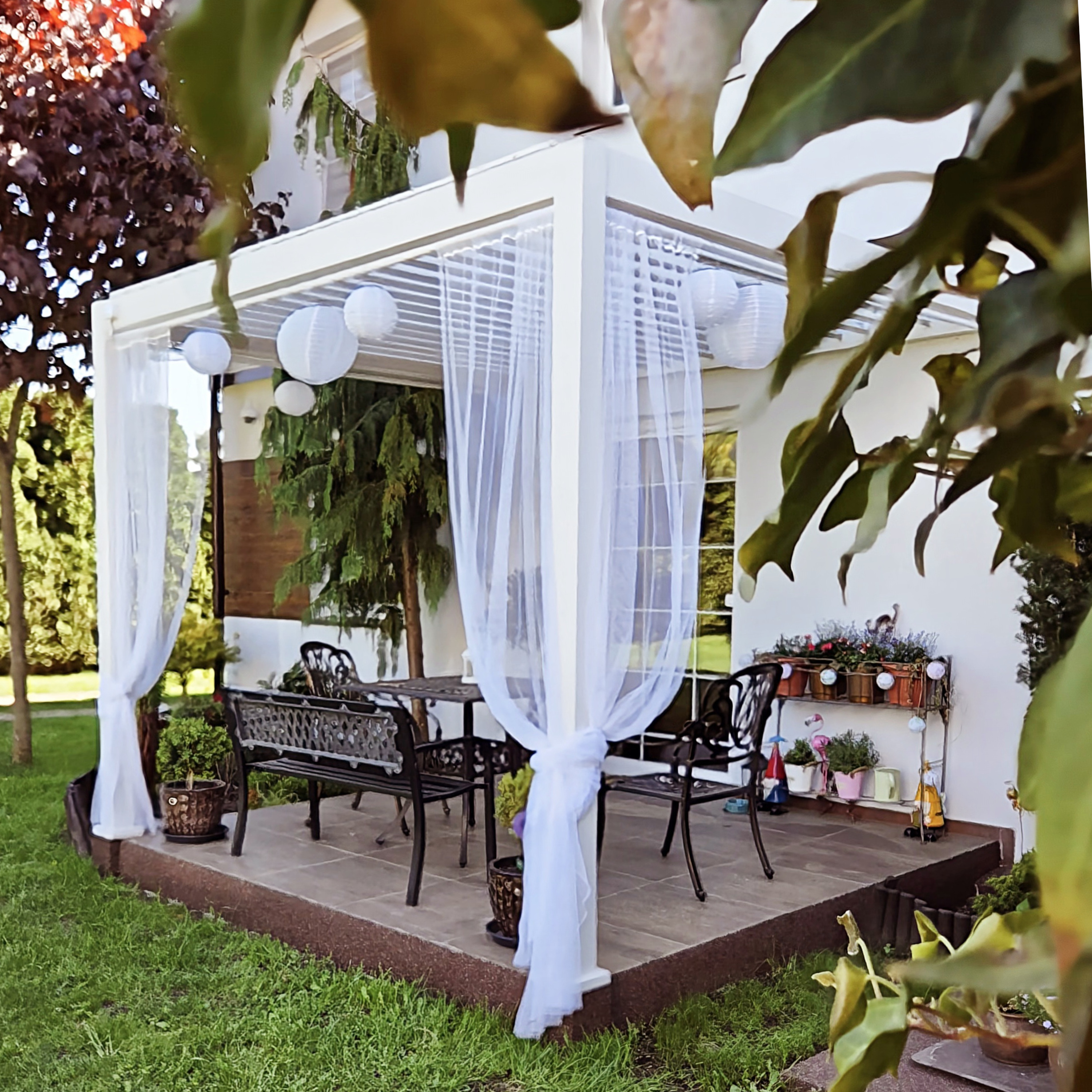 Hliníková pergola ku stene Gutroof Premium 3x3 m biela fotografia realizácie 3