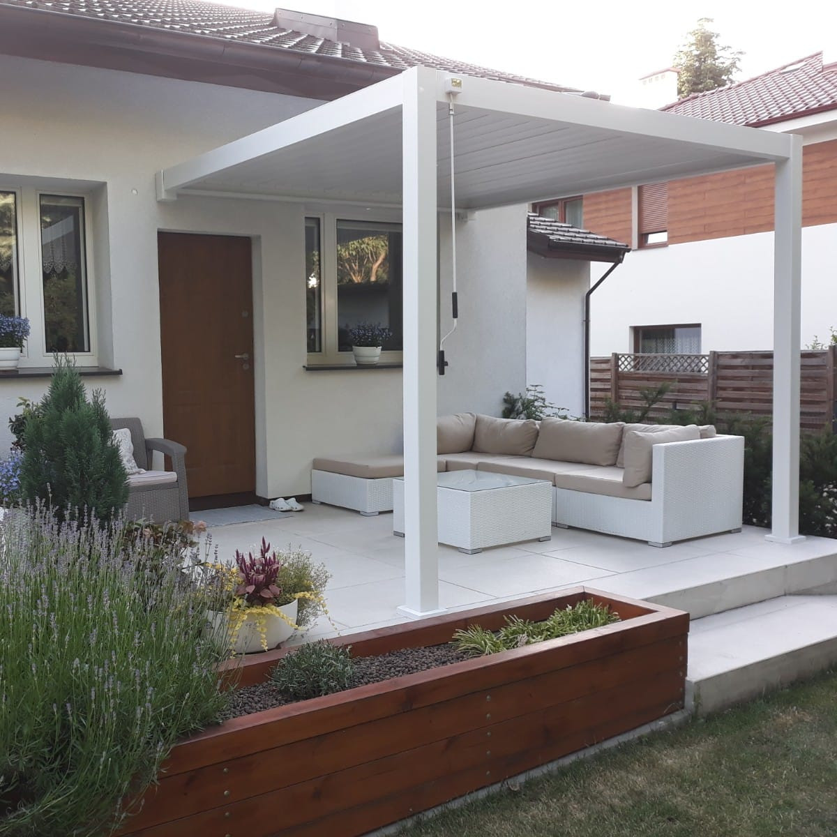 Hliníková pergola ku stene Gutroof Premium 3x3 m biela fotografia realizácie 4