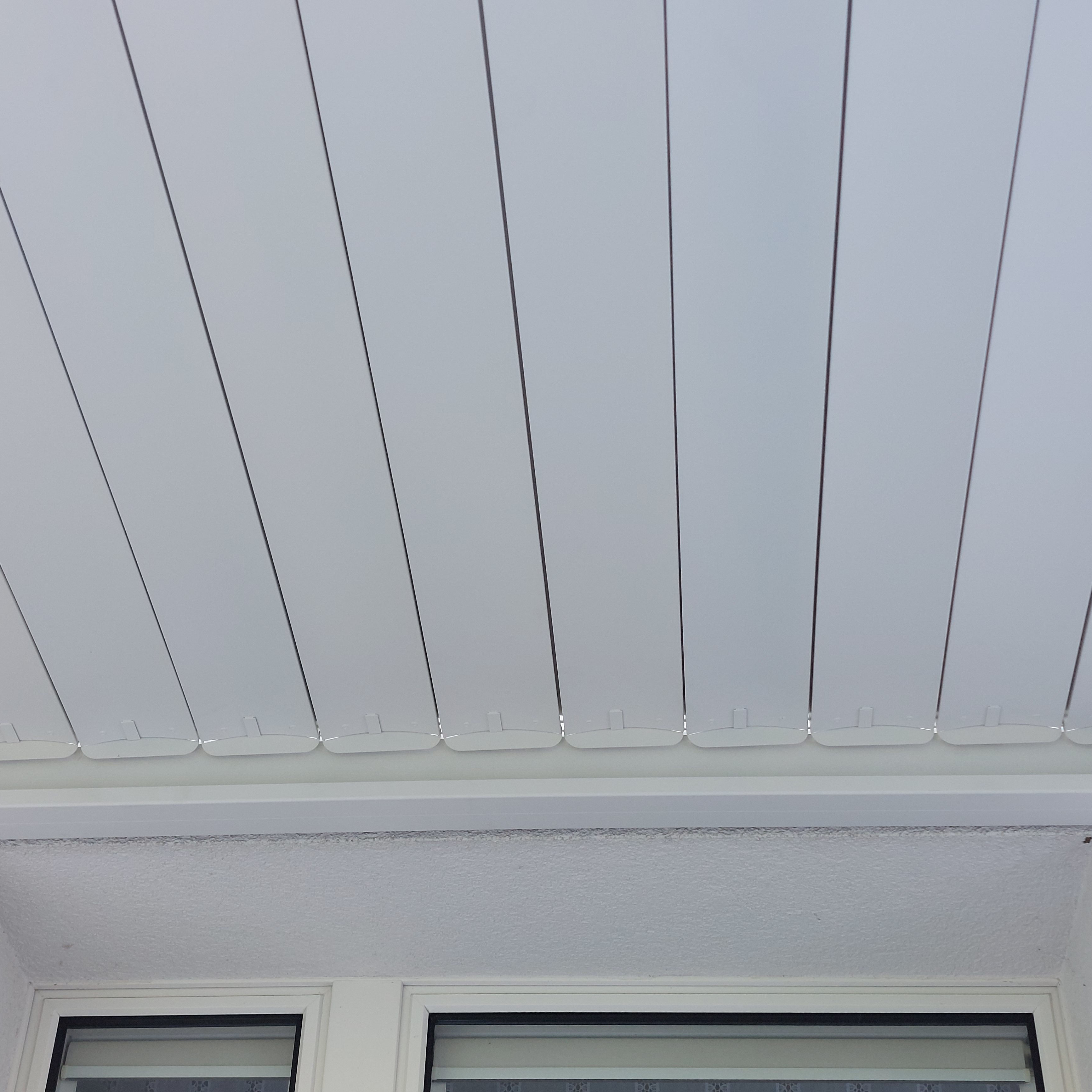 Hliníková pergola ku stene Gutroof Premium 3x3 m biela fotografia realizácie 5