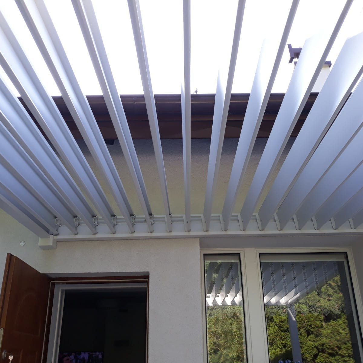 Hliníková pergola ku stene Gutroof Premium 3x3 m biela fotografia realizácie 6