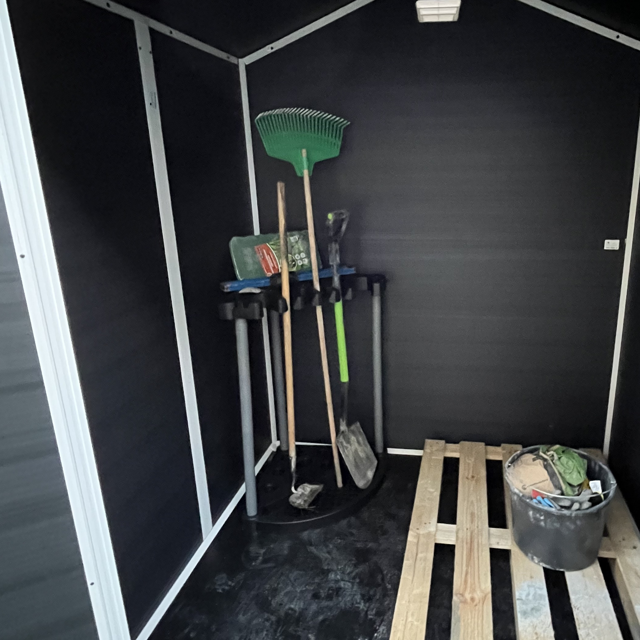 Rohový stojan na náradie Keter Corner Tool Rack fotografia realizácie 1