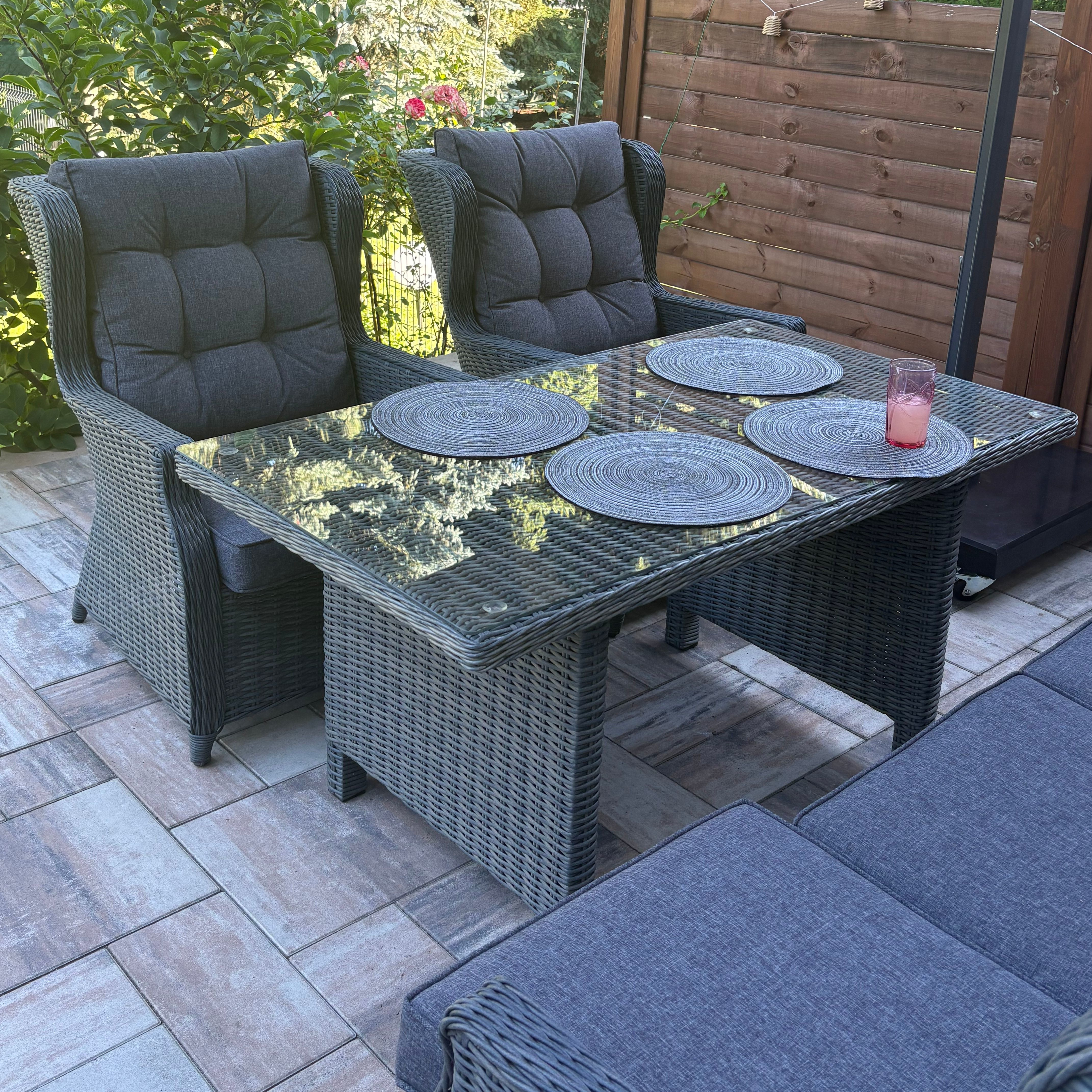 Záhradná zostava BJORKKA Trivento Dining 3 Dark Grey fotografia realizácie 1