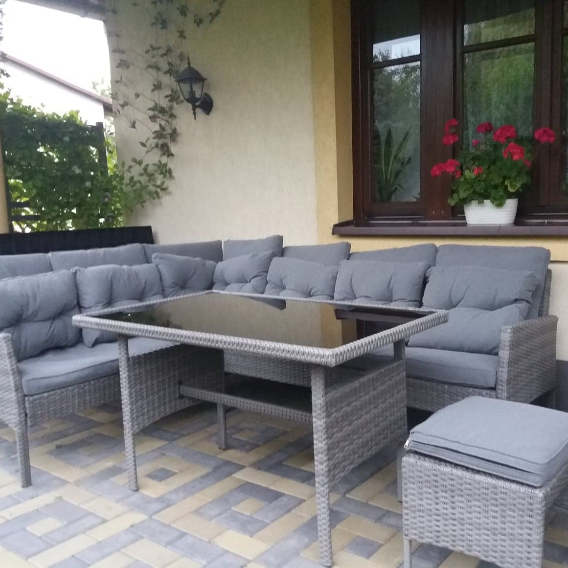 Záhradná zostava BJORKKA Cortina + pufy Dolphin Grey fotografia realizácie 4