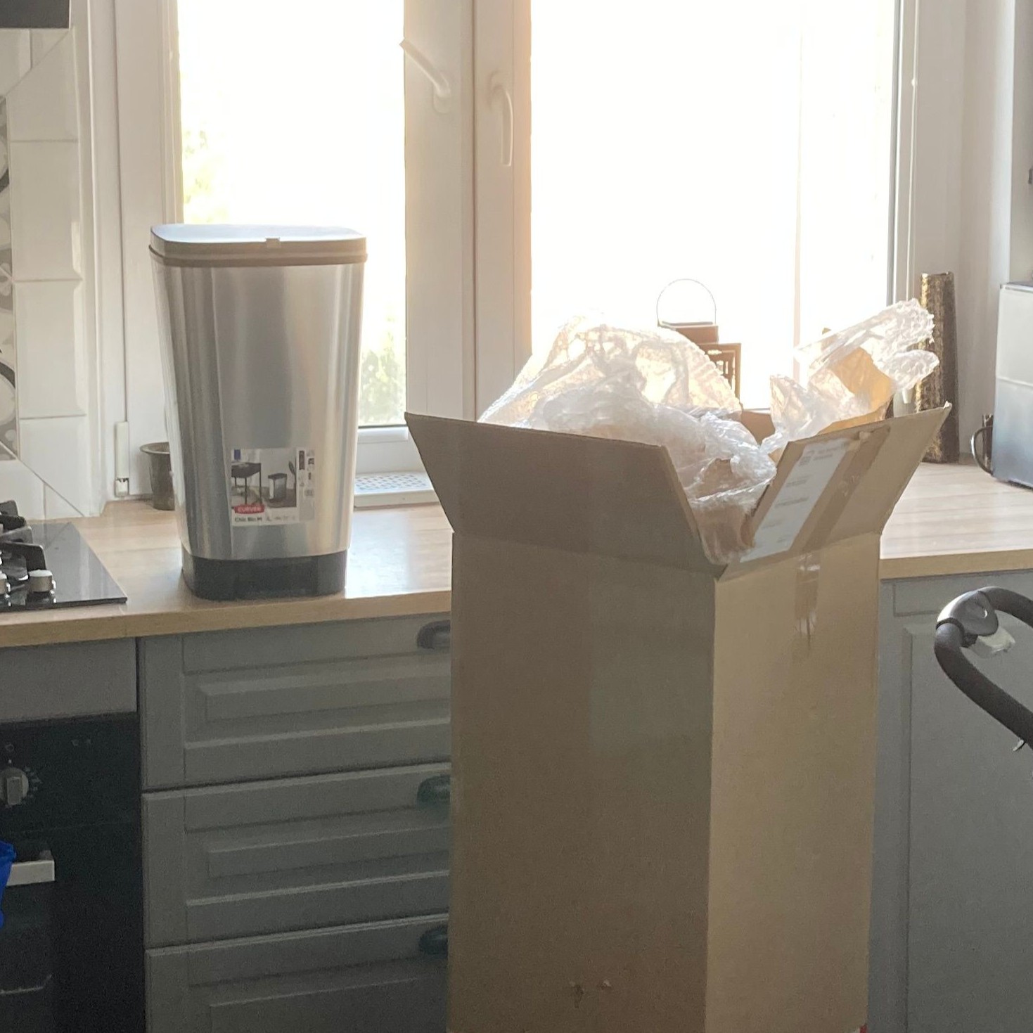 Pedálový odpadkový kôš Keter 25 l - strieborný fotografia realizácie 1