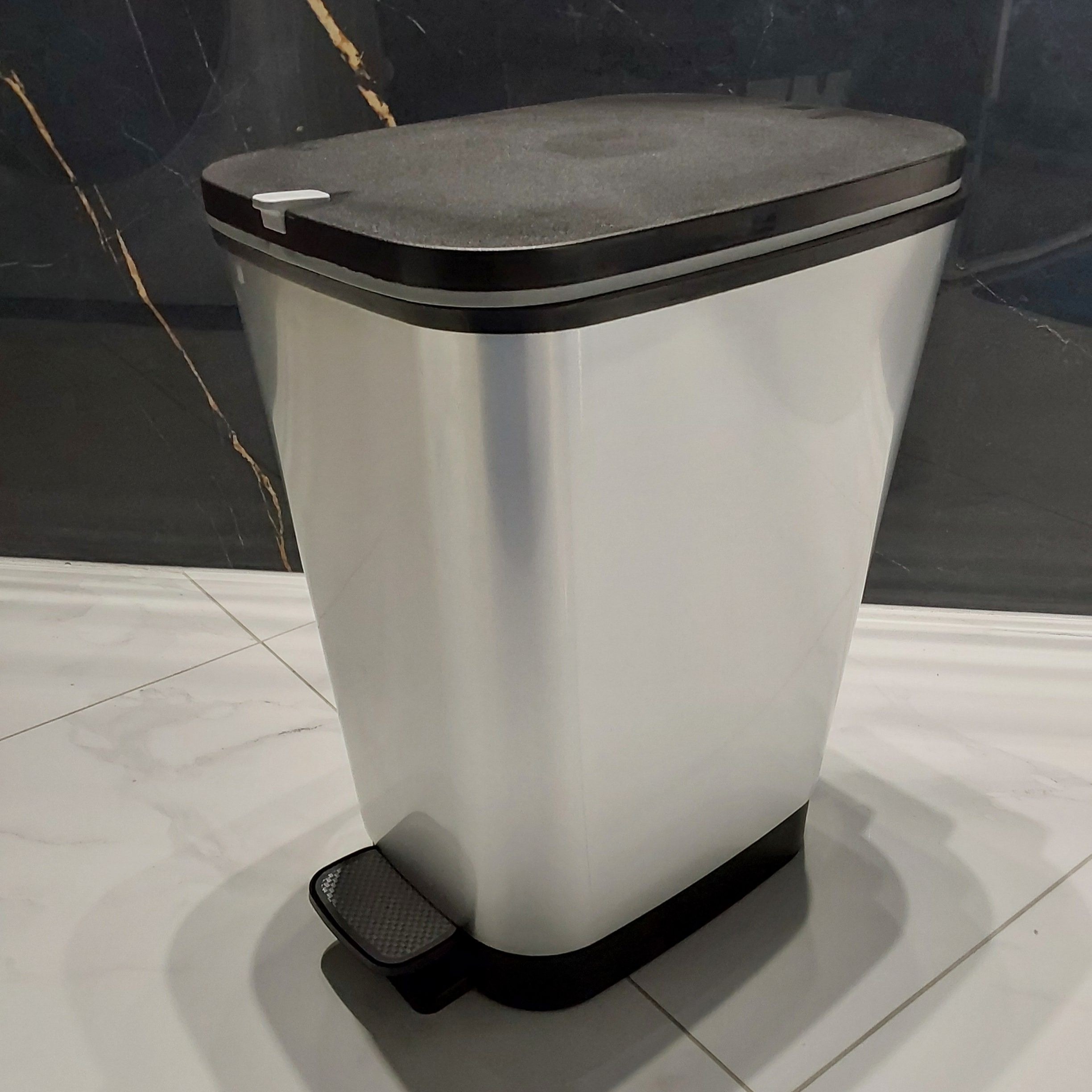 Pedálový odpadkový kôš Keter 25 l - strieborný fotografia realizácie 2