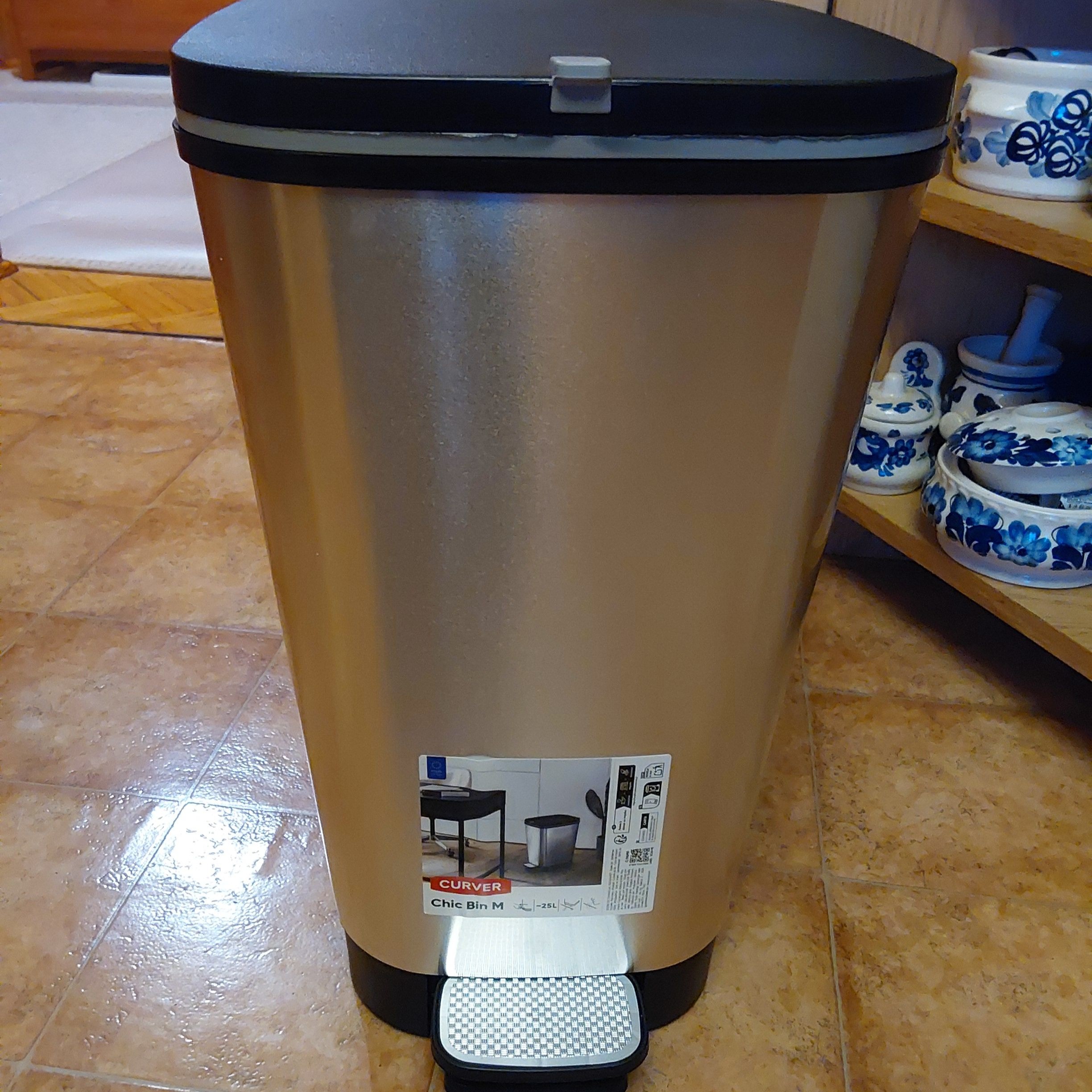 Pedálový odpadkový kôš Keter 25 l - strieborný fotografia realizácie 6