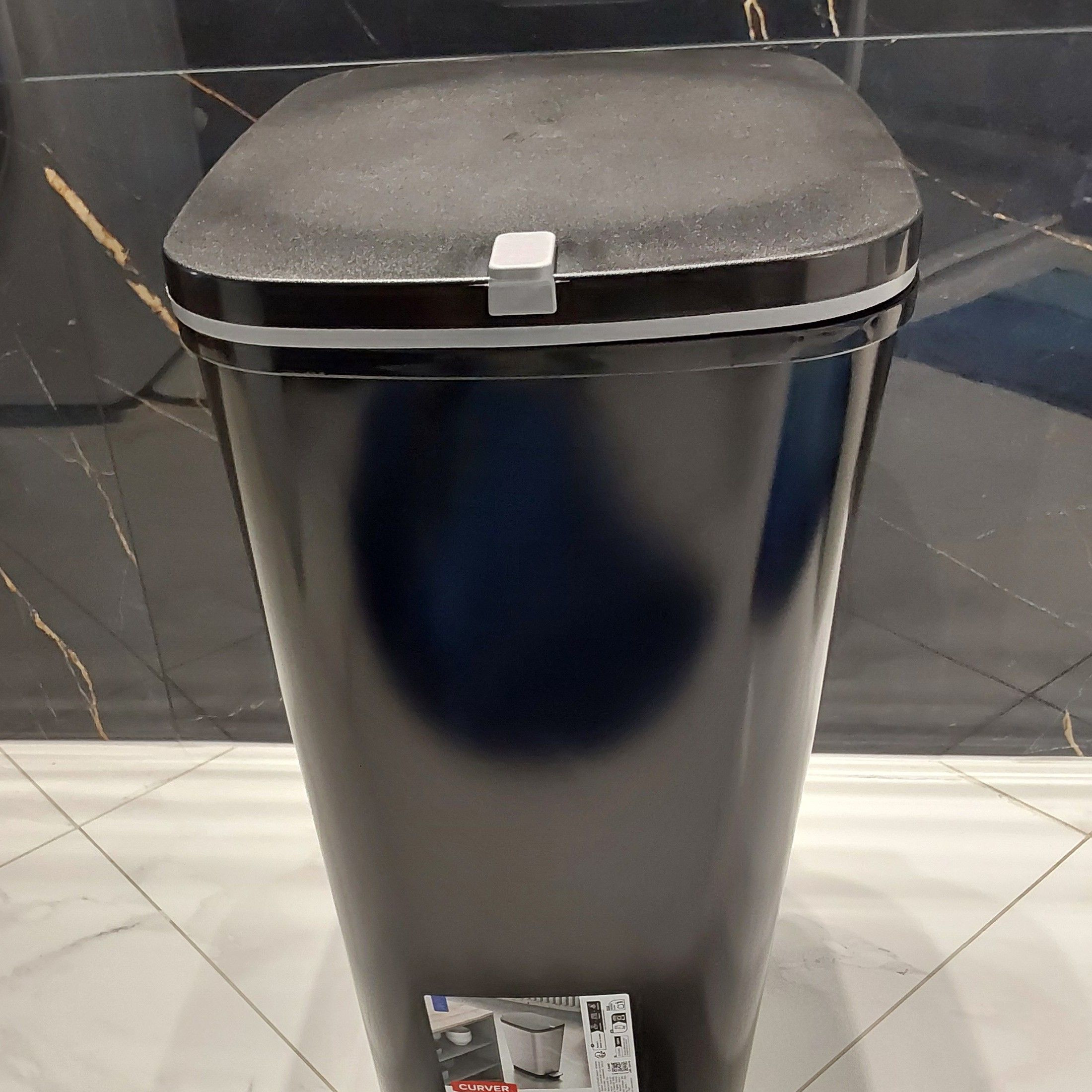Pedálový odpadkový kôš Keter 45 l - Black Matt fotografia realizácie 1