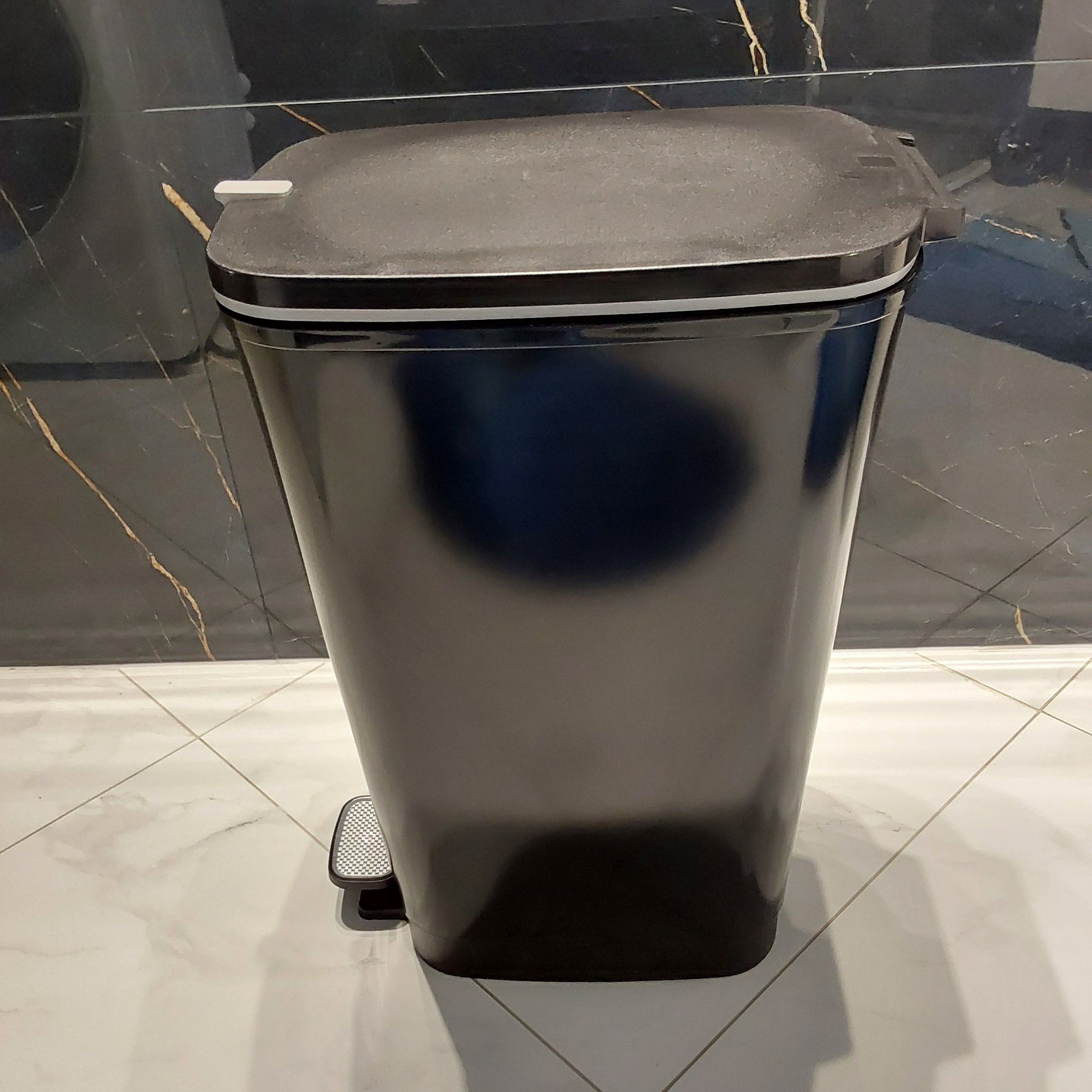 Pedálový odpadkový kôš Keter 45 l - Black Matt fotografia realizácie 2