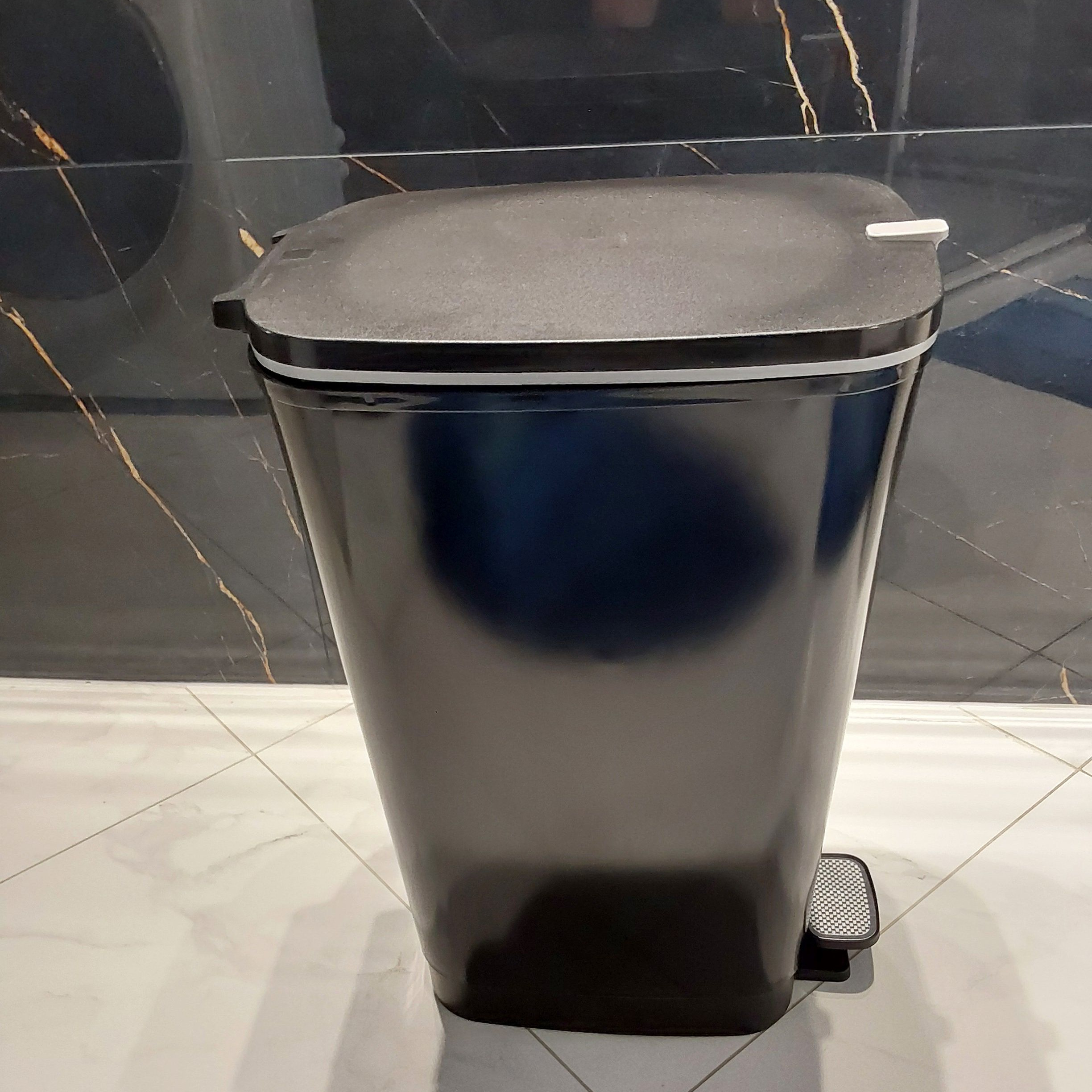 Pedálový odpadkový kôš Keter 45 l - Black Matt fotografia realizácie 4