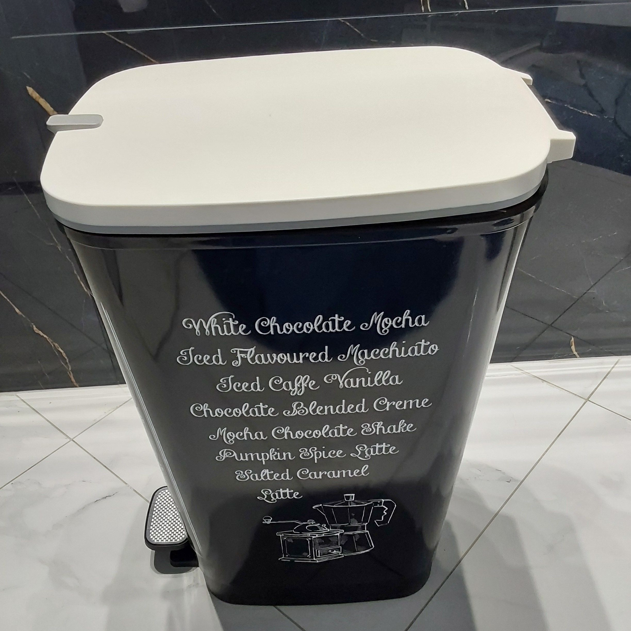 Pedálový odpadkový kôš Keter 45 l - Coffee Menu fotografia realizácie 3