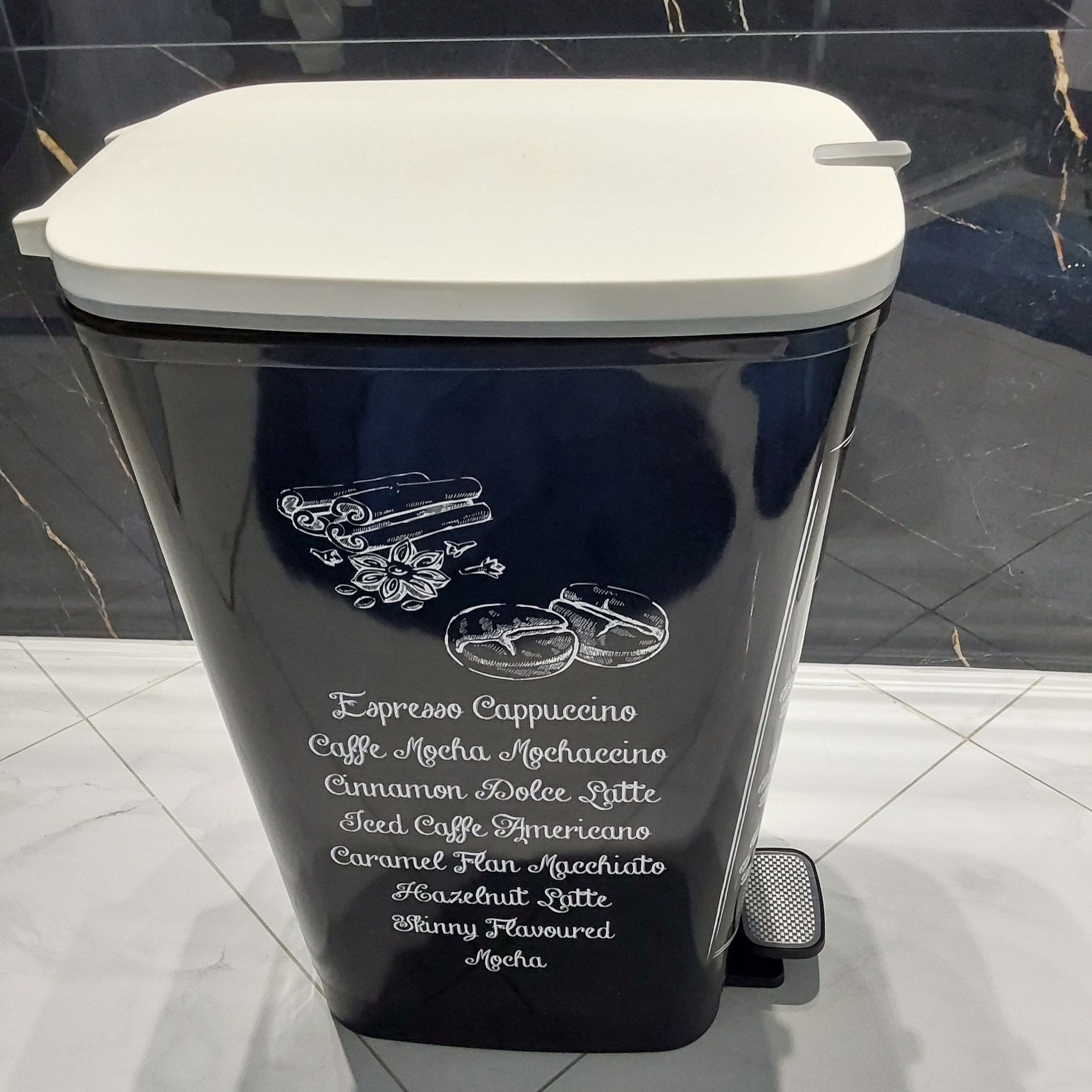 Pedálový odpadkový kôš Keter 45 l - Coffee Menu fotografia realizácie 4