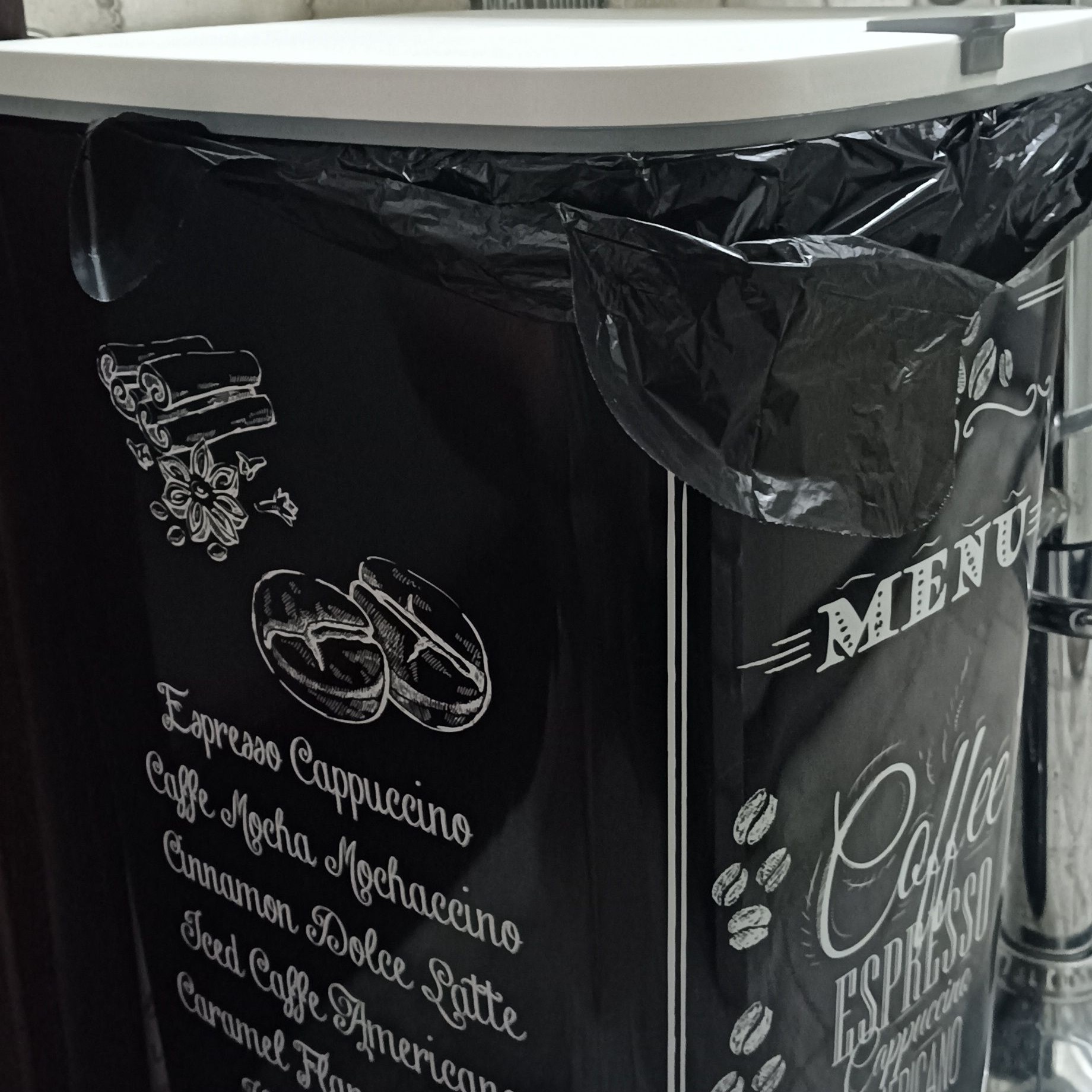 Pedálový odpadkový kôš Keter 45 l - Coffee Menu fotografia realizácie 6