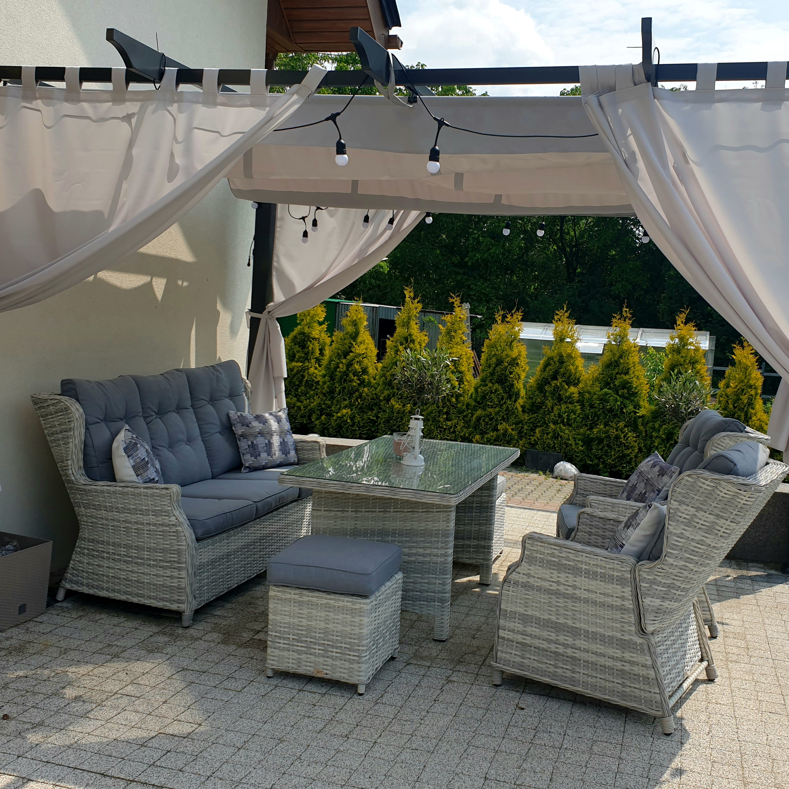 Záhradná zostava Trivento 3 Dining s pufmi White Grey fotografia realizácie 1