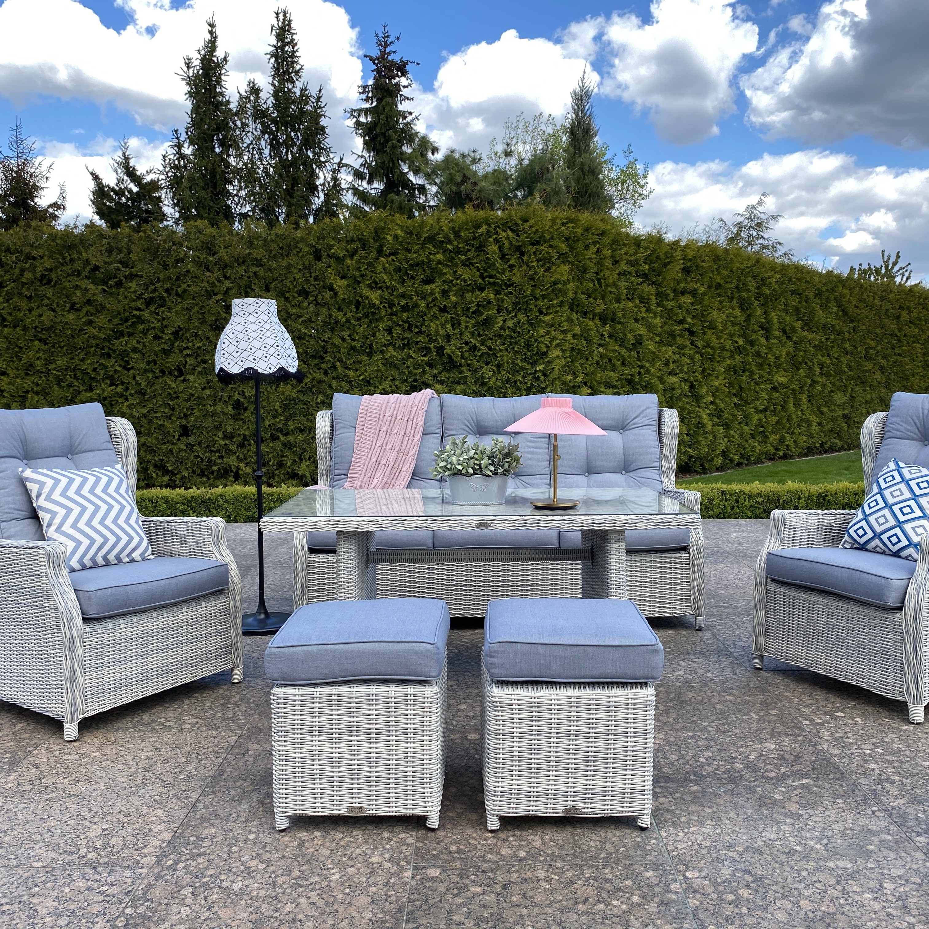 Záhradná zostava Trivento 3 Dining s pufmi White Grey fotografia realizácie 3