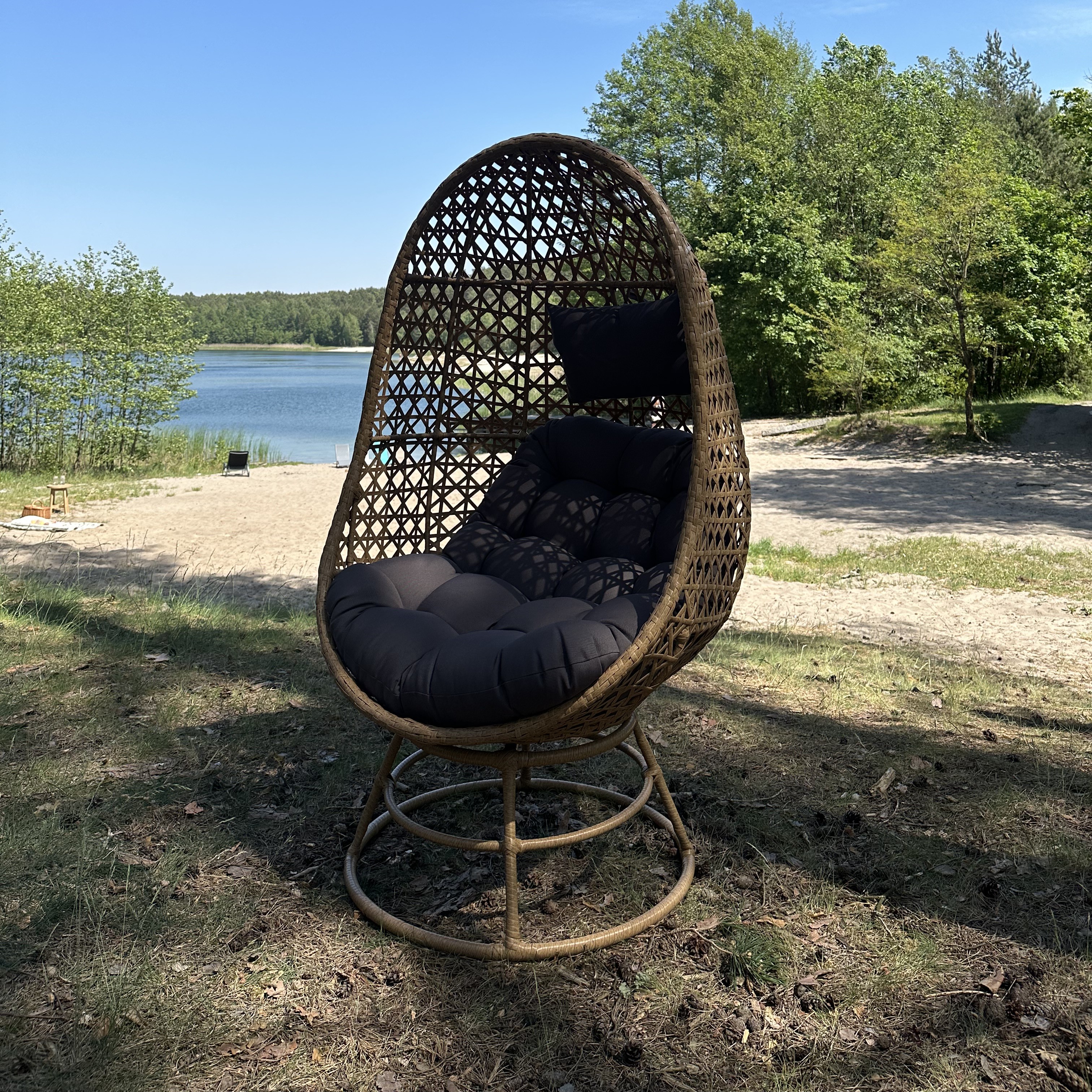 Otočné ratanové kreslo BJORKKA Holiday Beige fotografia realizácie 1