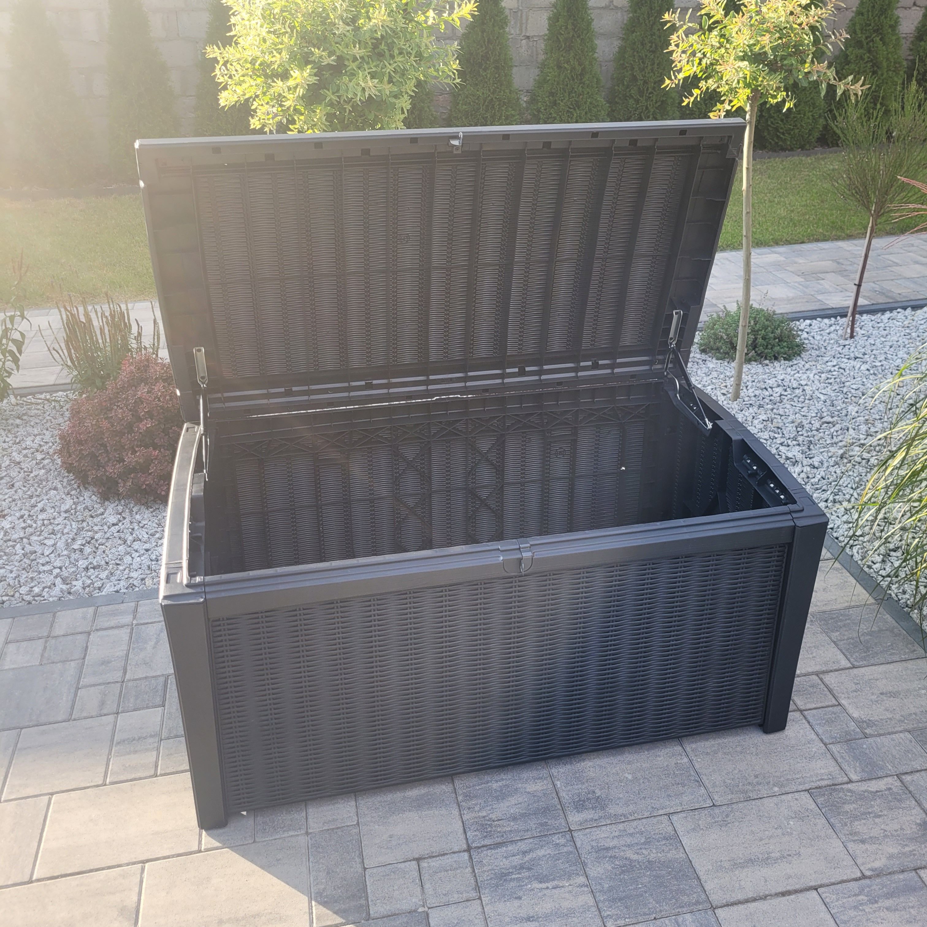 Záhradný úložný box Keter Borneo 416L, grafit fotografia realizácie 6