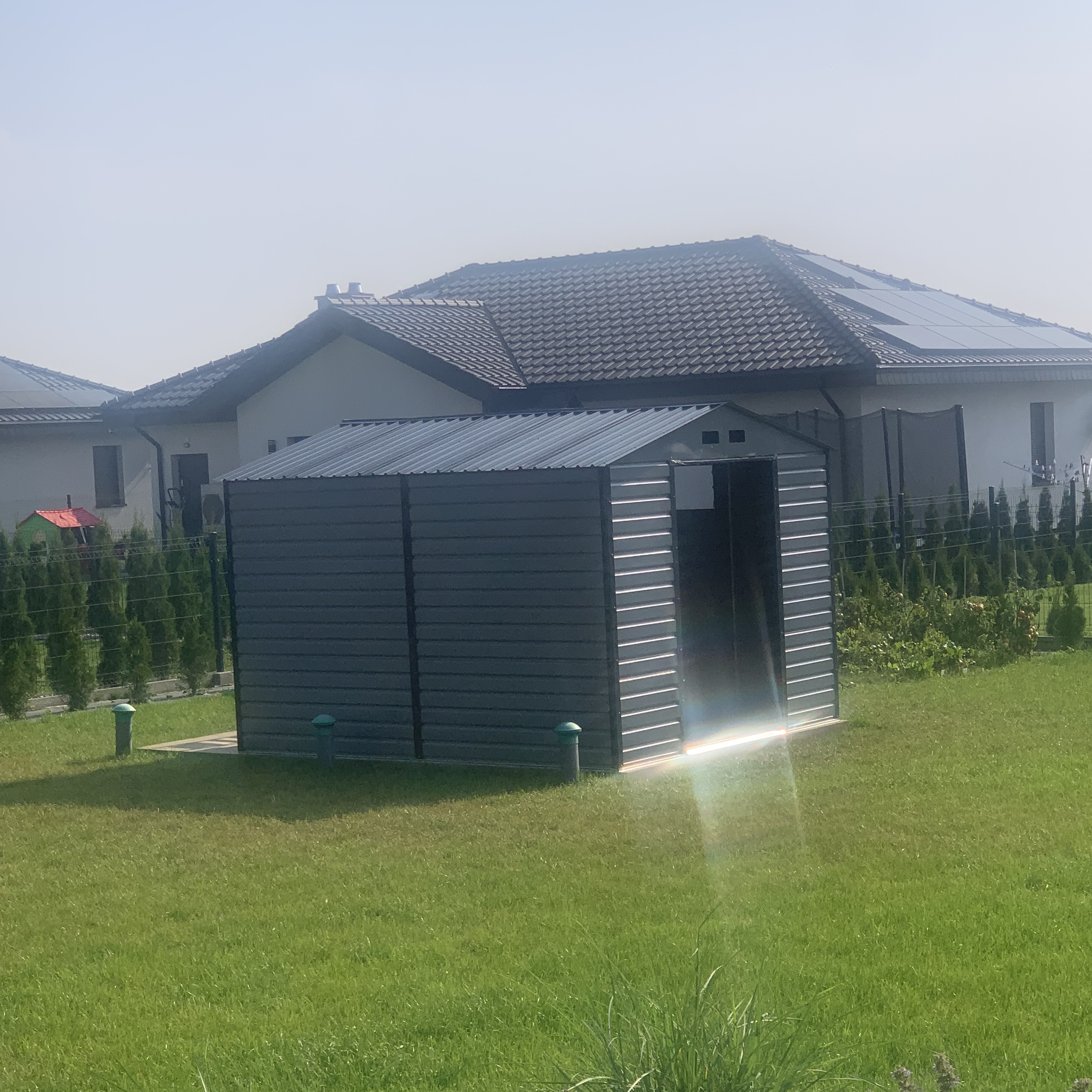 Kovový domček na náradie MONTREAL 277x323 cm Light Grey fotografia realizácie 2