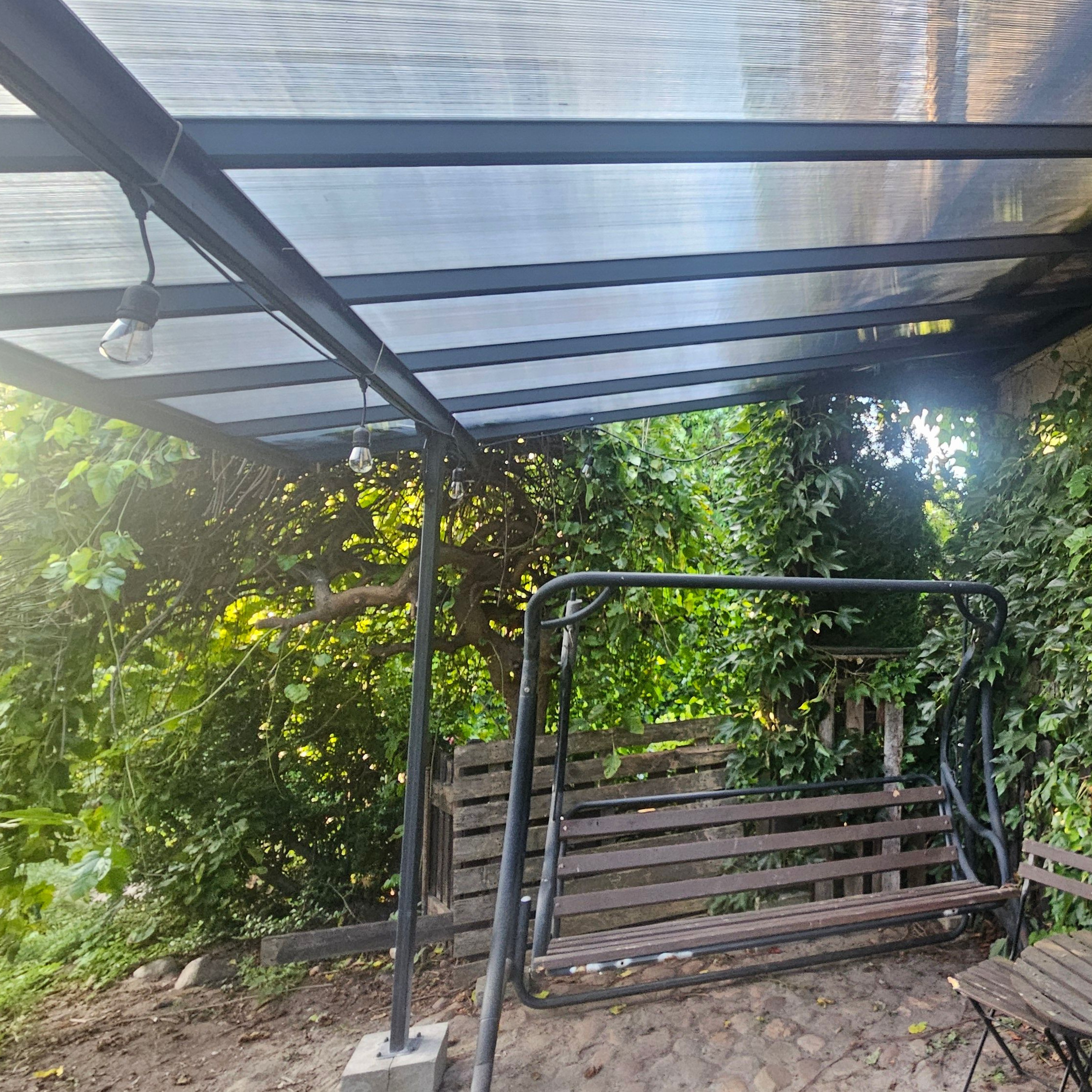 Hliníkový terasový prístrešok Atlanta 3,7 x 3 m sivý fotografia realizácie 6