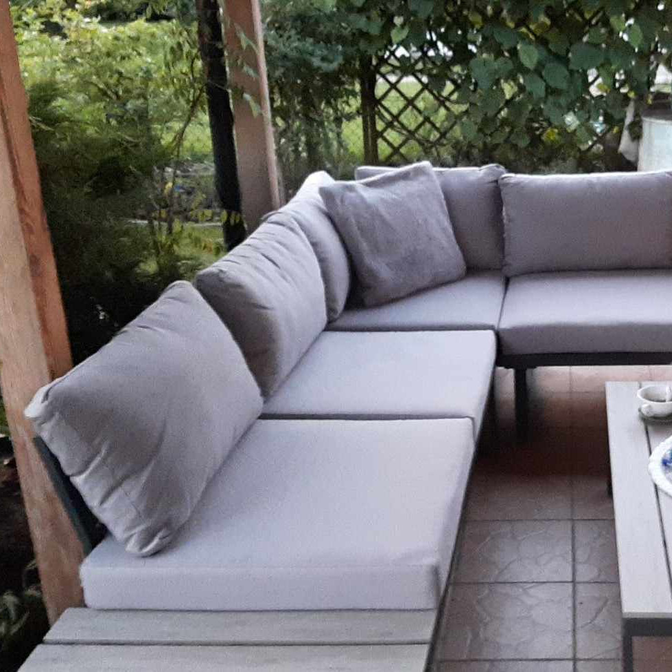 Kovová rohová súprava BJORKKA EMERSON svetlosivá fotografia realizácie 1