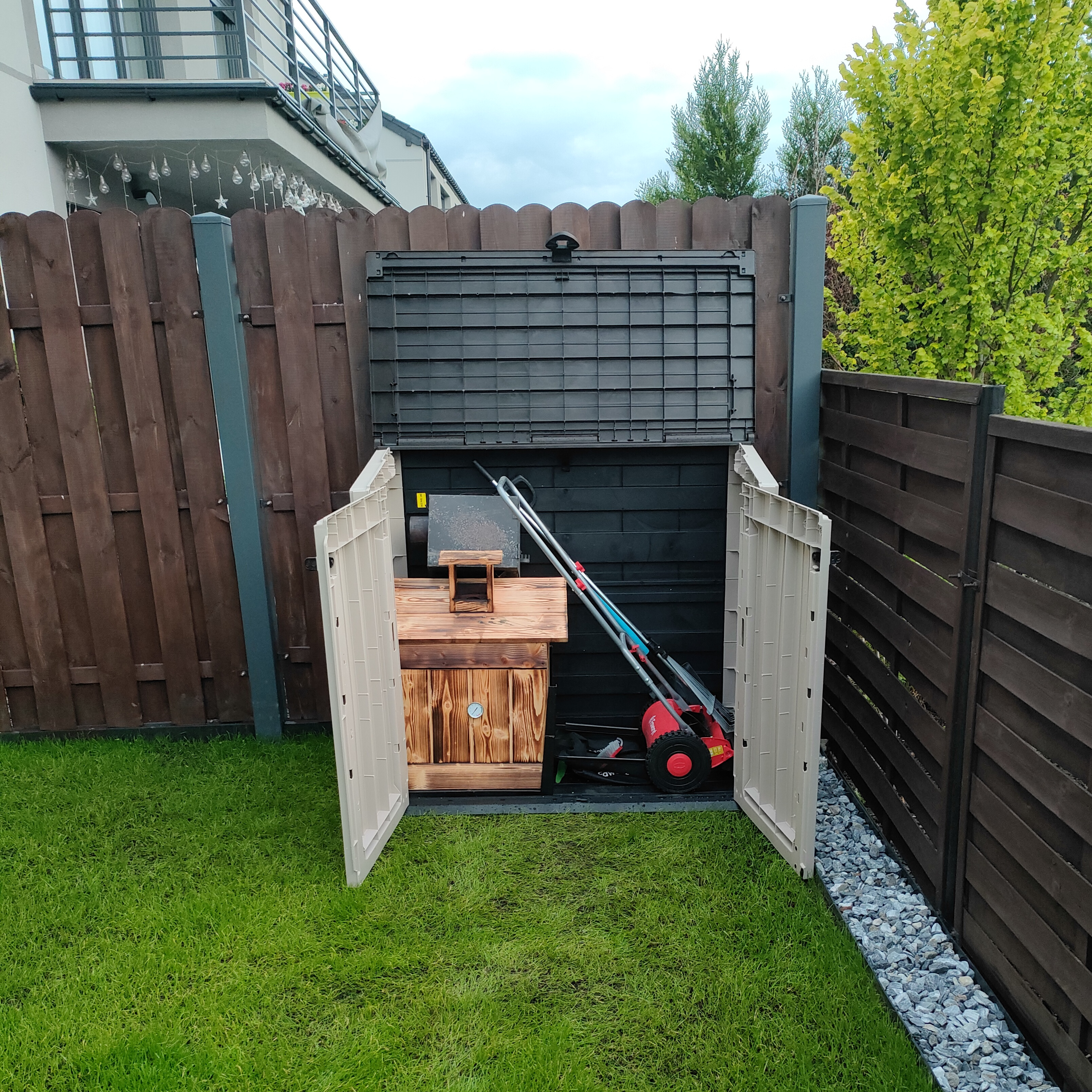 Záhradný úložný box Keter STORE IT OUT MIDI 845L fotografia realizácie 2