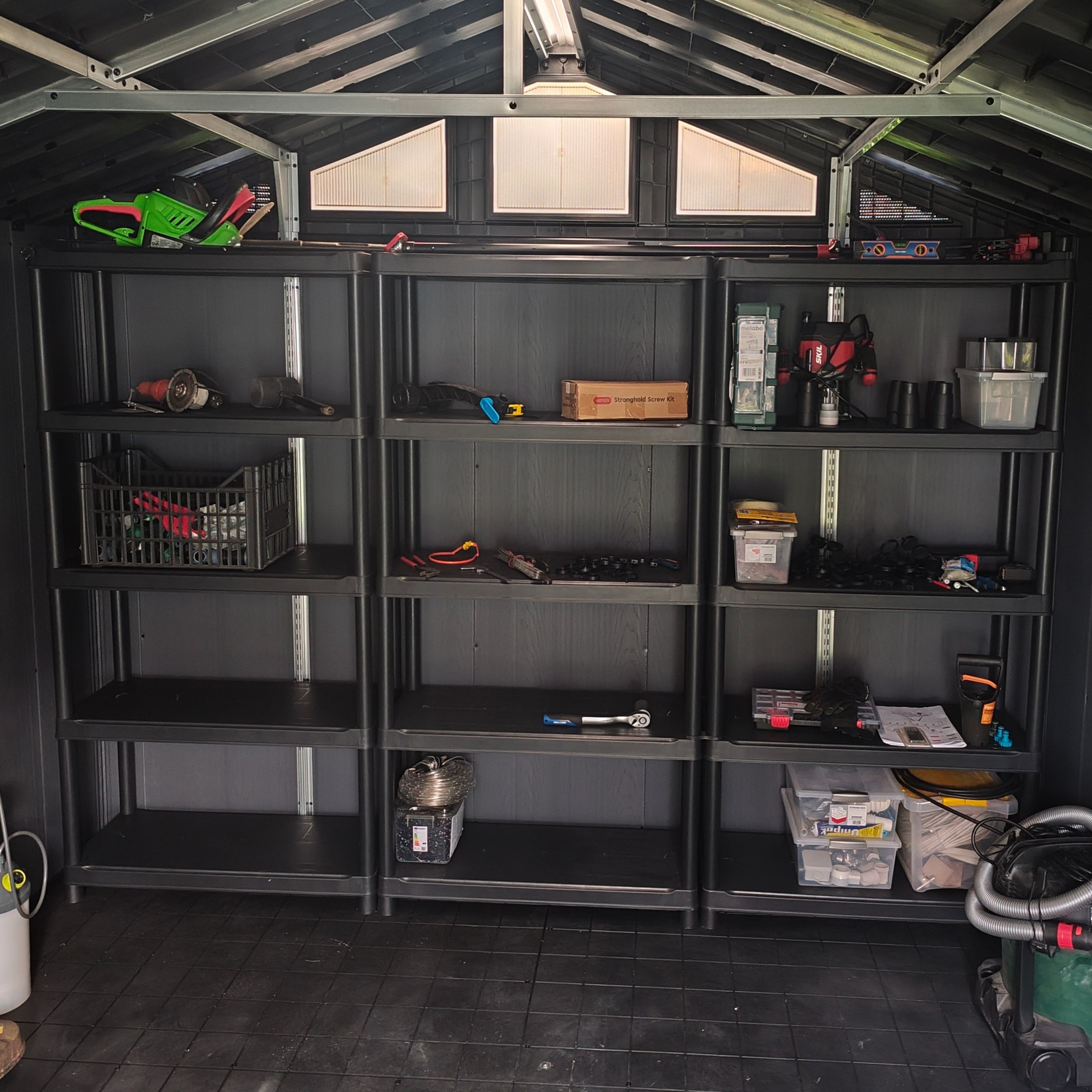 Plastový regál Keter Plus Shelf 90/40/5 čierny fotografia realizácie 2
