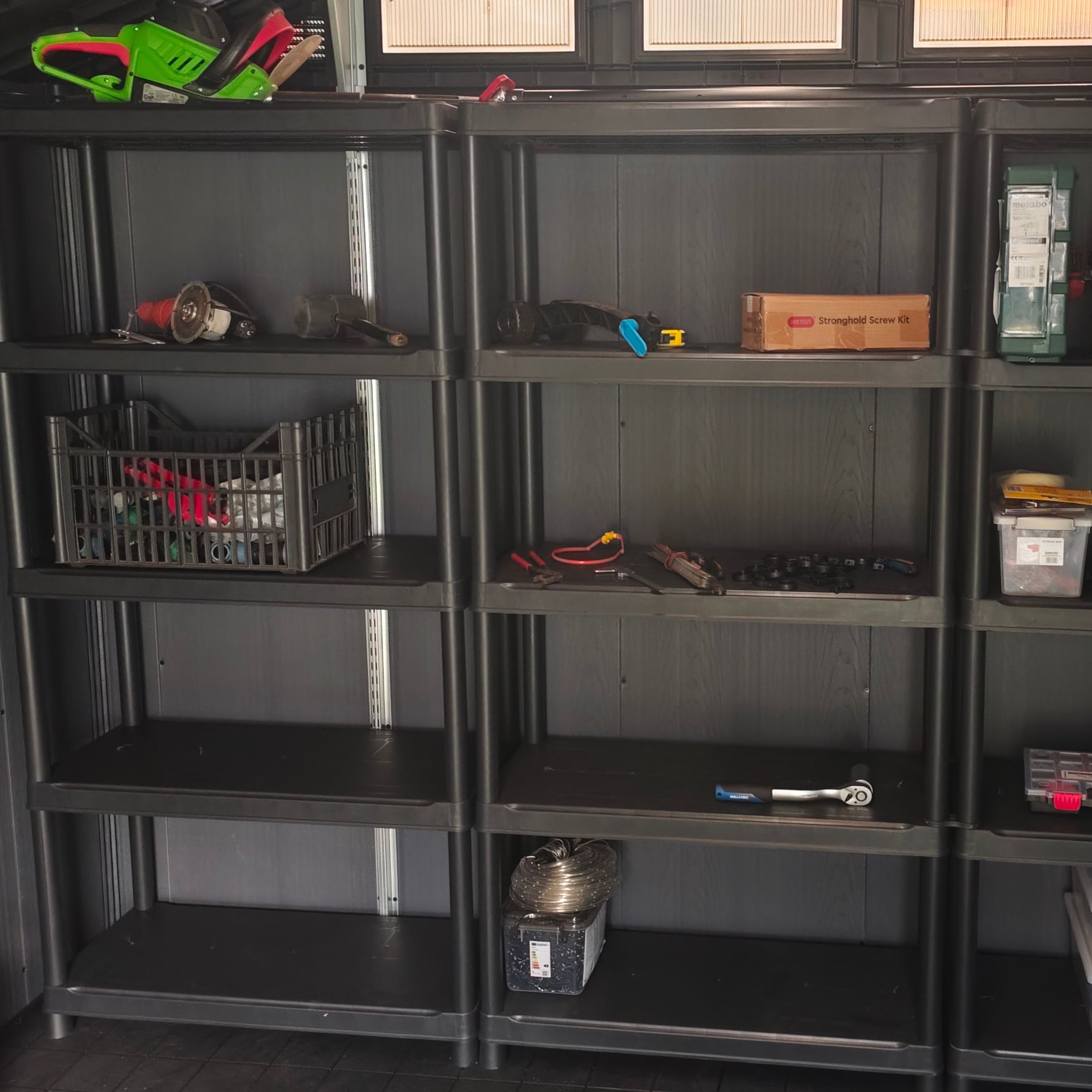 Plastový regál Keter Plus Shelf 90/40/5 čierny fotografia realizácie 1