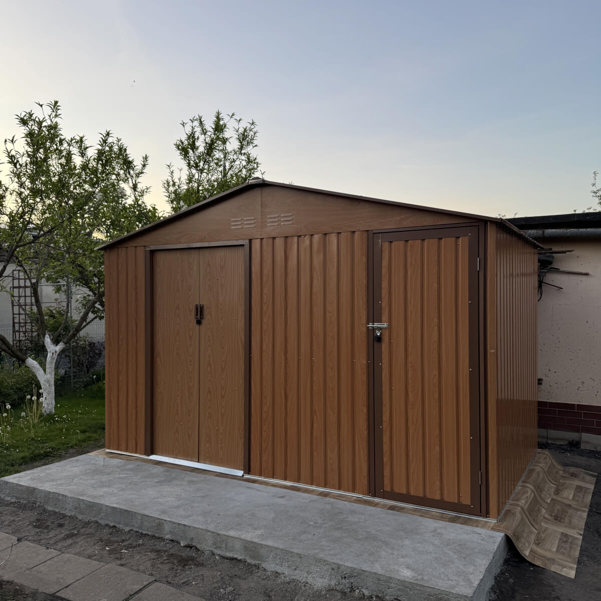 Kovový domček na náradie FALCON 340x194 cm Walnut fotografia realizácie 3