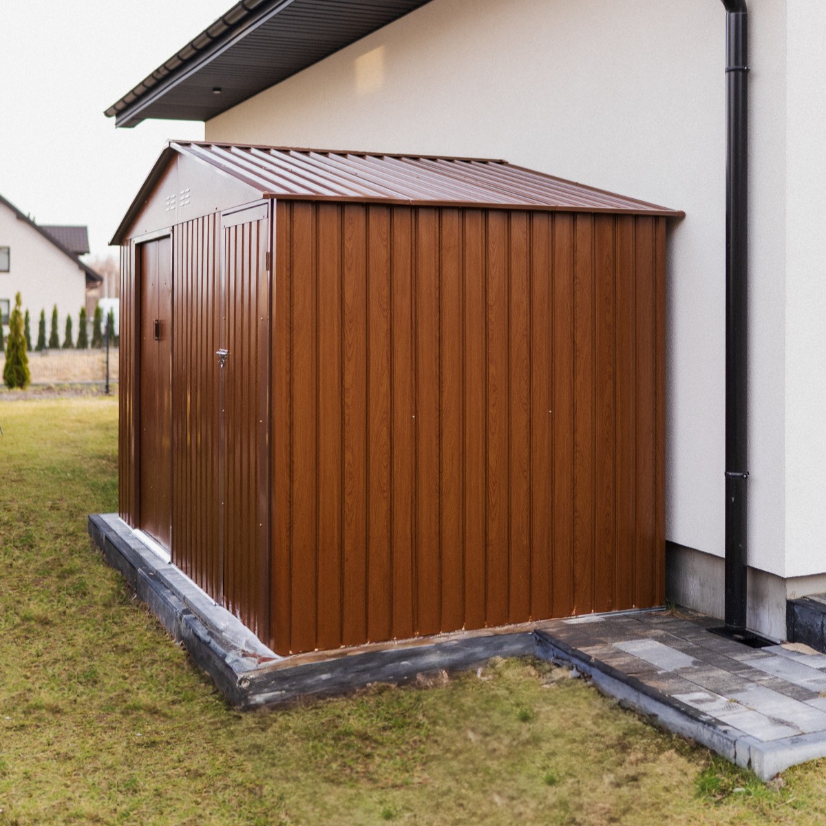 Kovový domček na náradie FALCON 340x194 cm Walnut fotografia realizácie 4