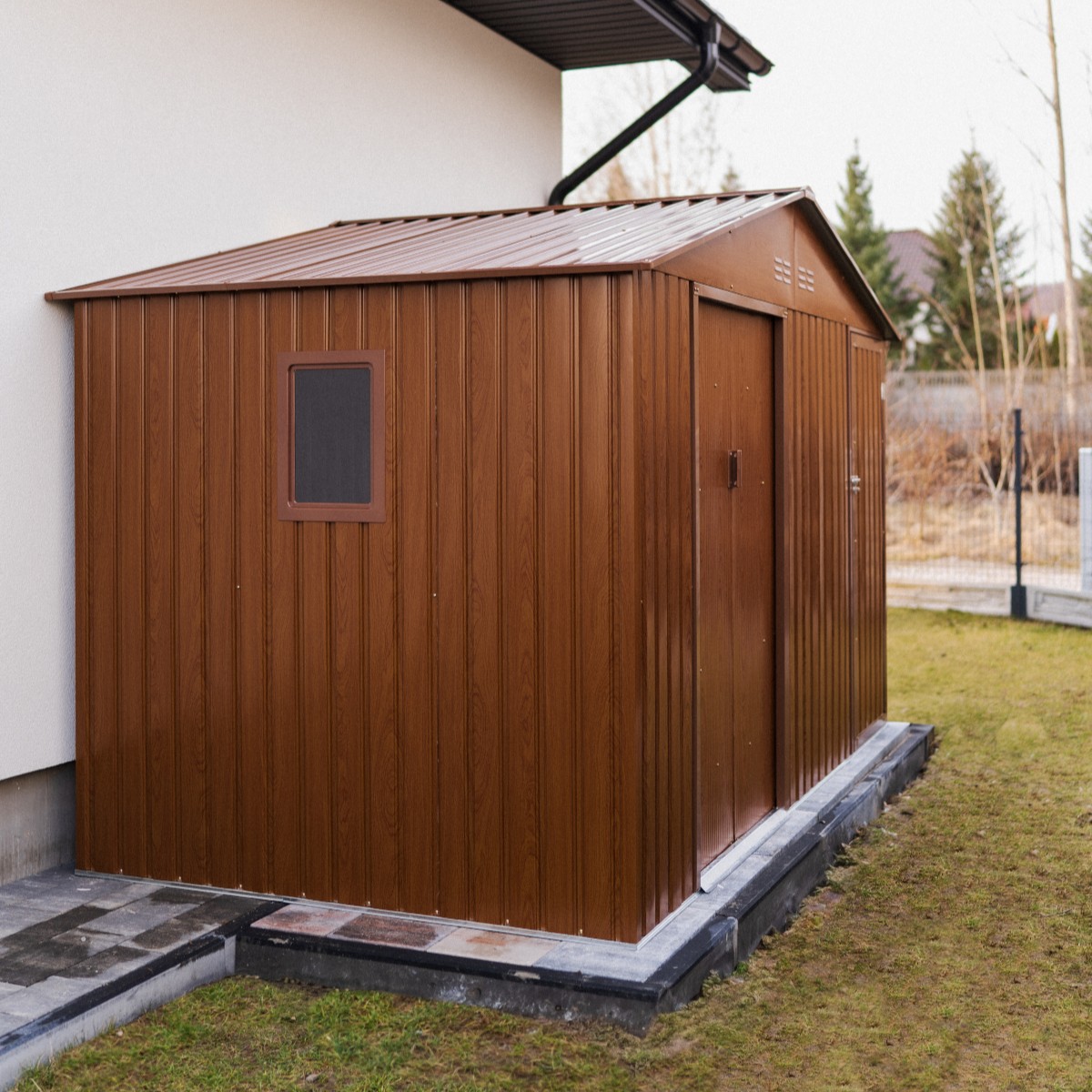 Kovový domček na náradie FALCON 340x194 cm Walnut fotografia realizácie 6