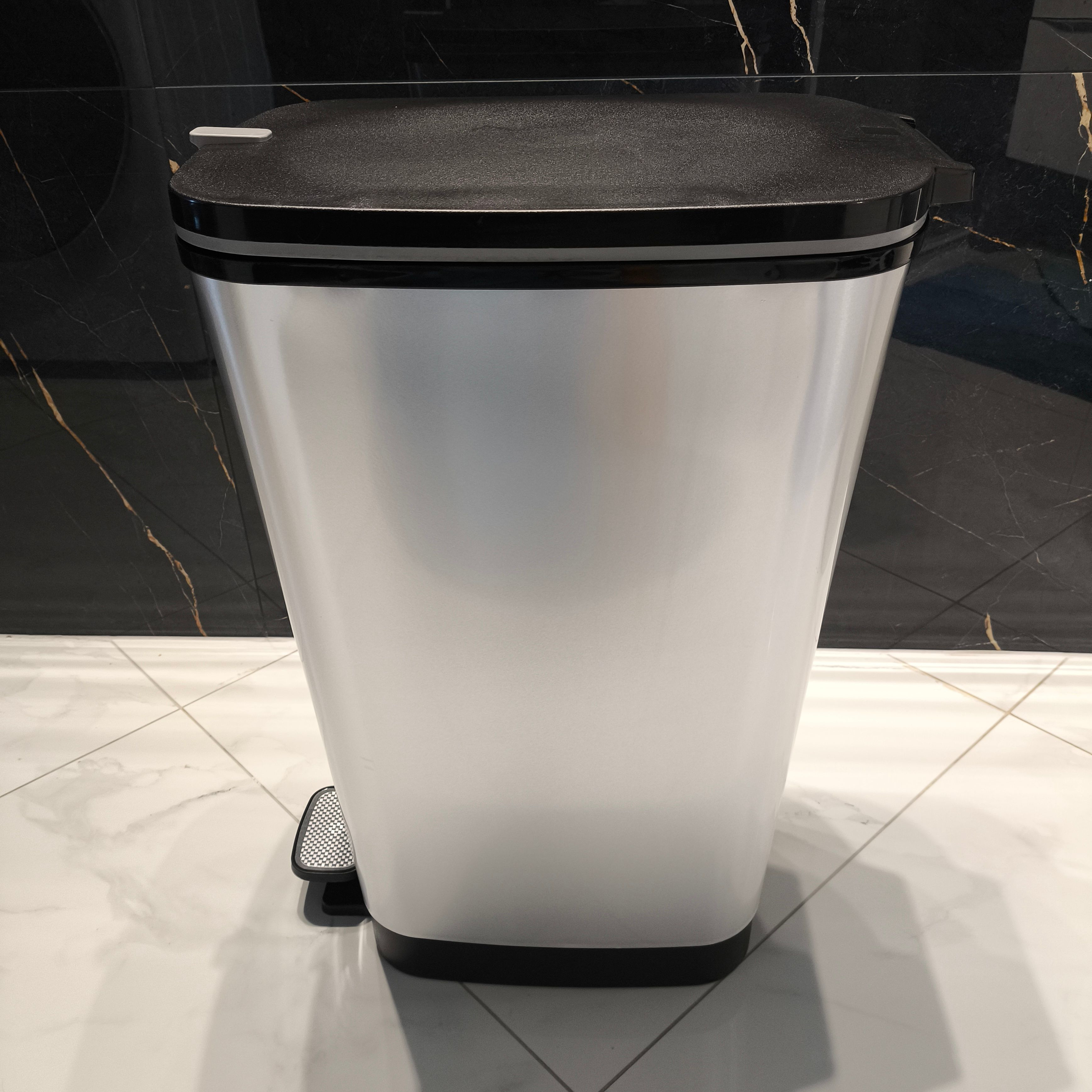 Pedálový odpadkový kôš Keter 45 l - Steel fotografia realizácie 2