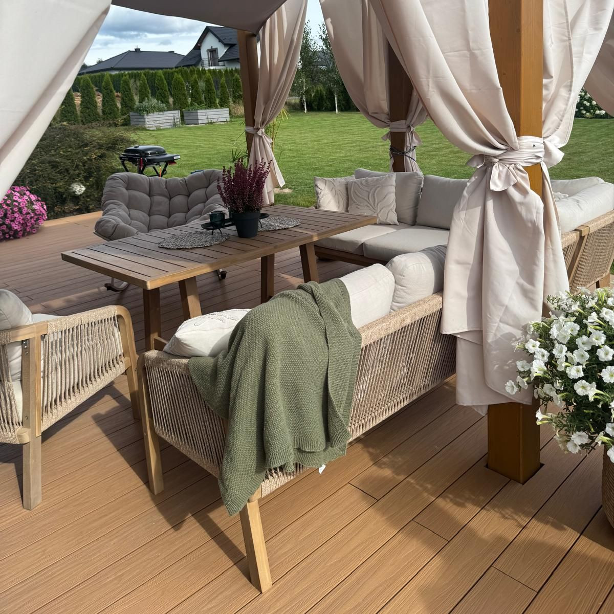 Záhradný akáciový roh MARIGOLD dining - FURRORE fotografia realizácie 5