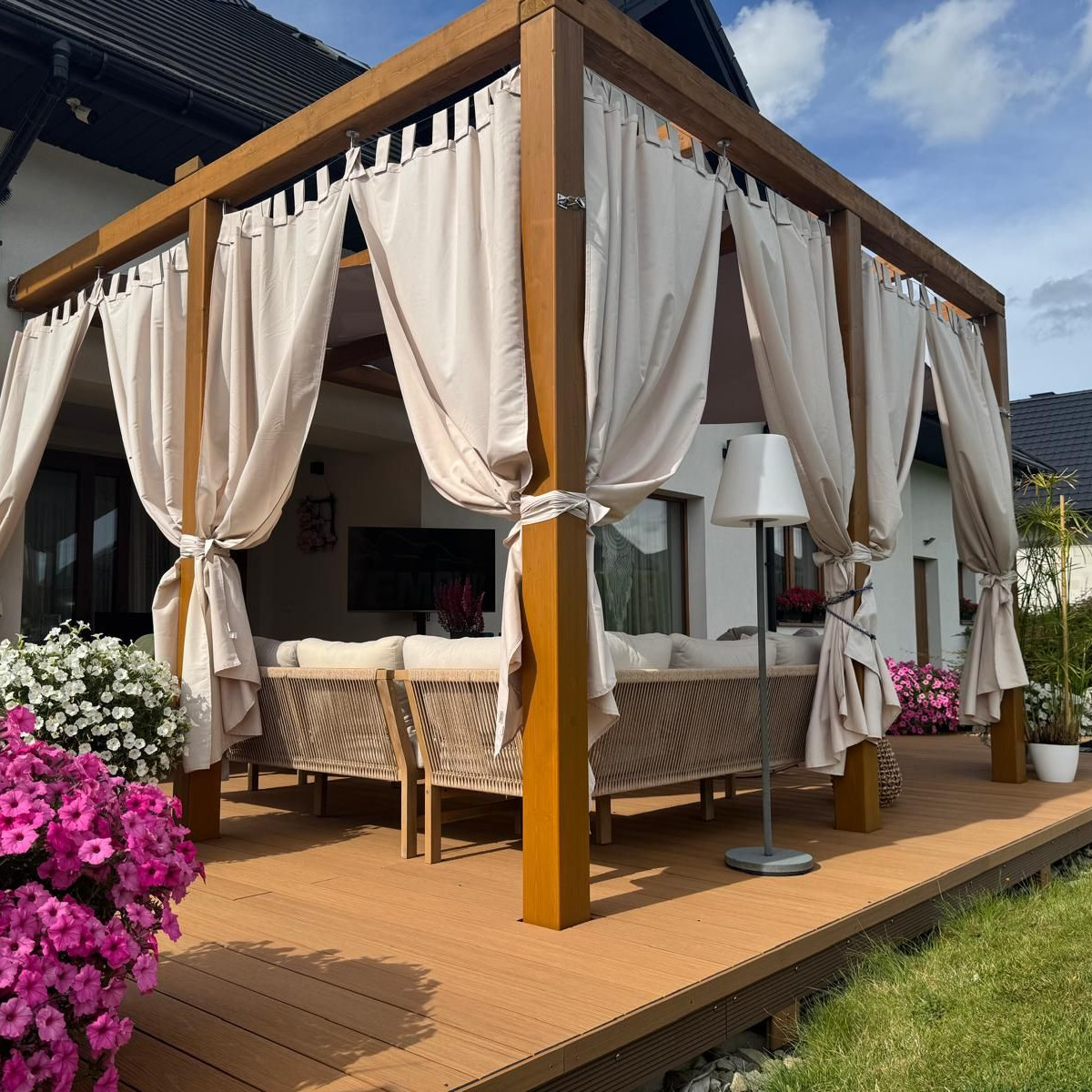 Záhradný akáciový roh MARIGOLD dining - FURRORE fotografia realizácie 6