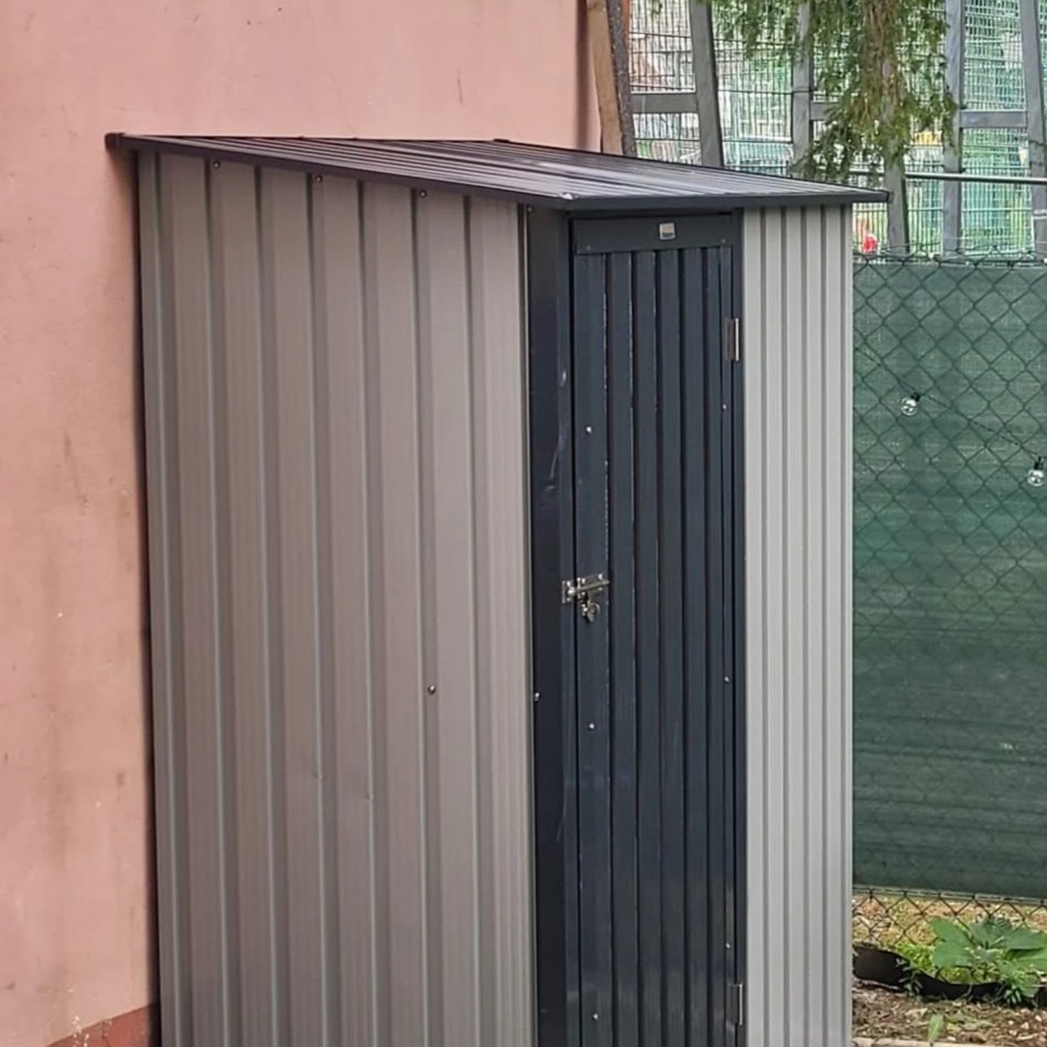 Kovový domček na náradie Hardmaister KENT 143x89 cm svetlosivý fotografia realizácie 1