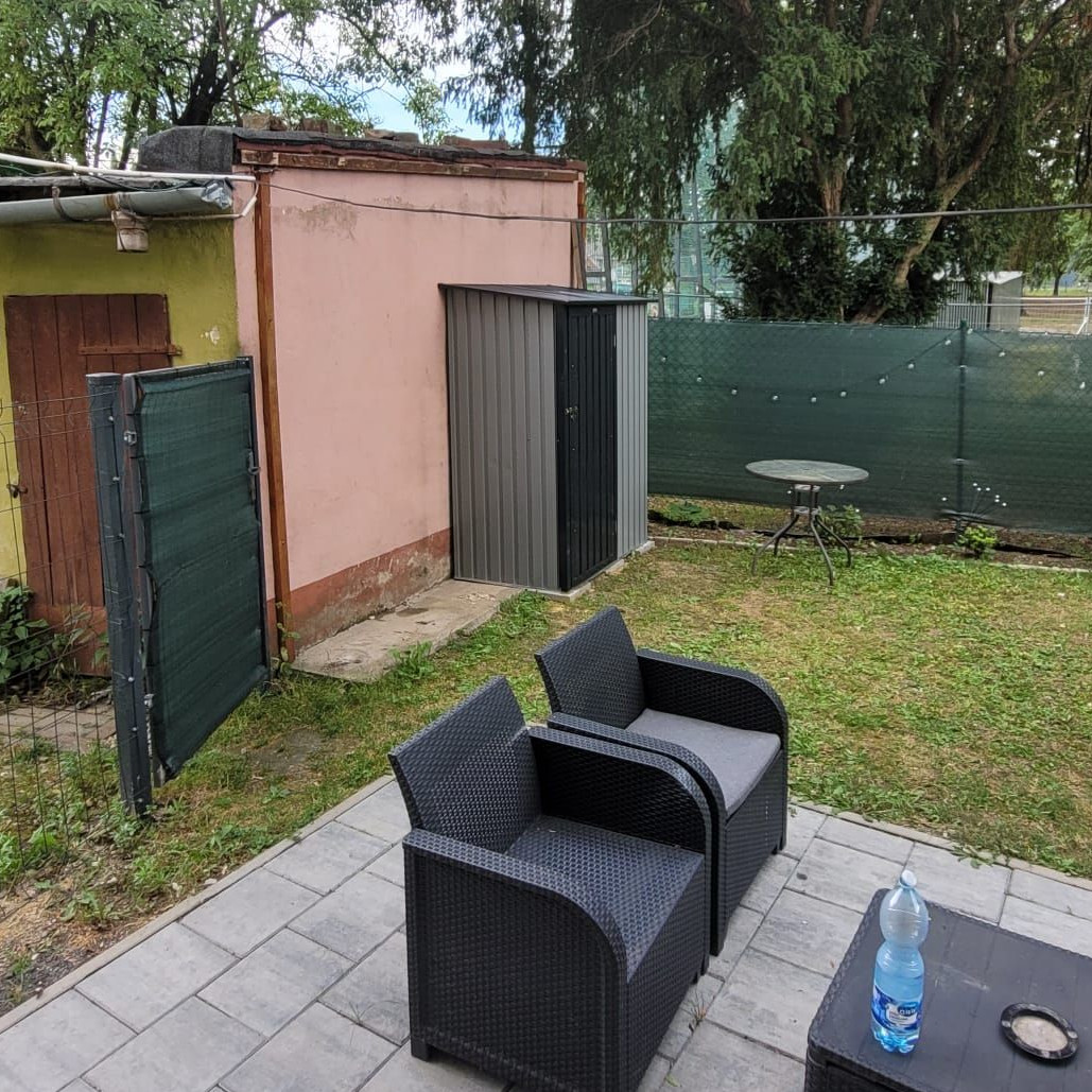 Kovový domček na náradie Hardmaister KENT 143x89 cm svetlosivý fotografia realizácie 3