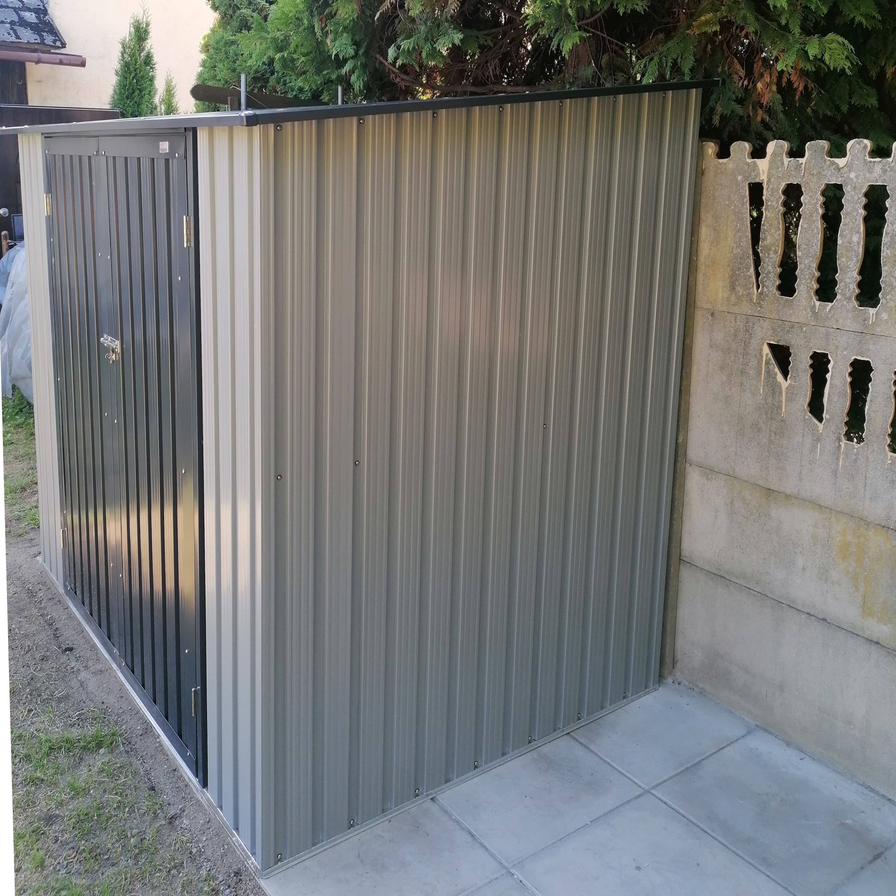 Kovový záhradný domček KENT 222x149 cm svetlosivý fotografia realizácie 4