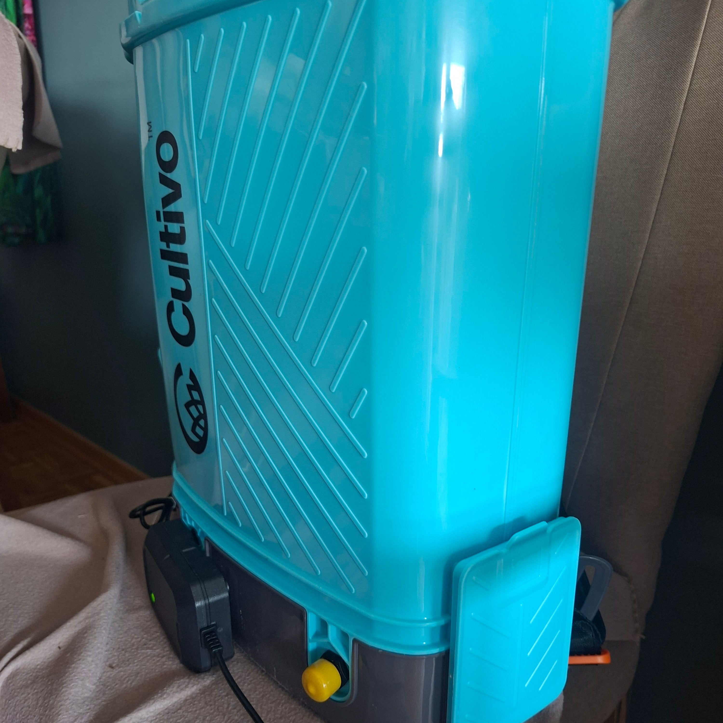 Akumulátorový postrekovač Cultivo 16 l s herbicídnym krytom fotografia realizácie 2