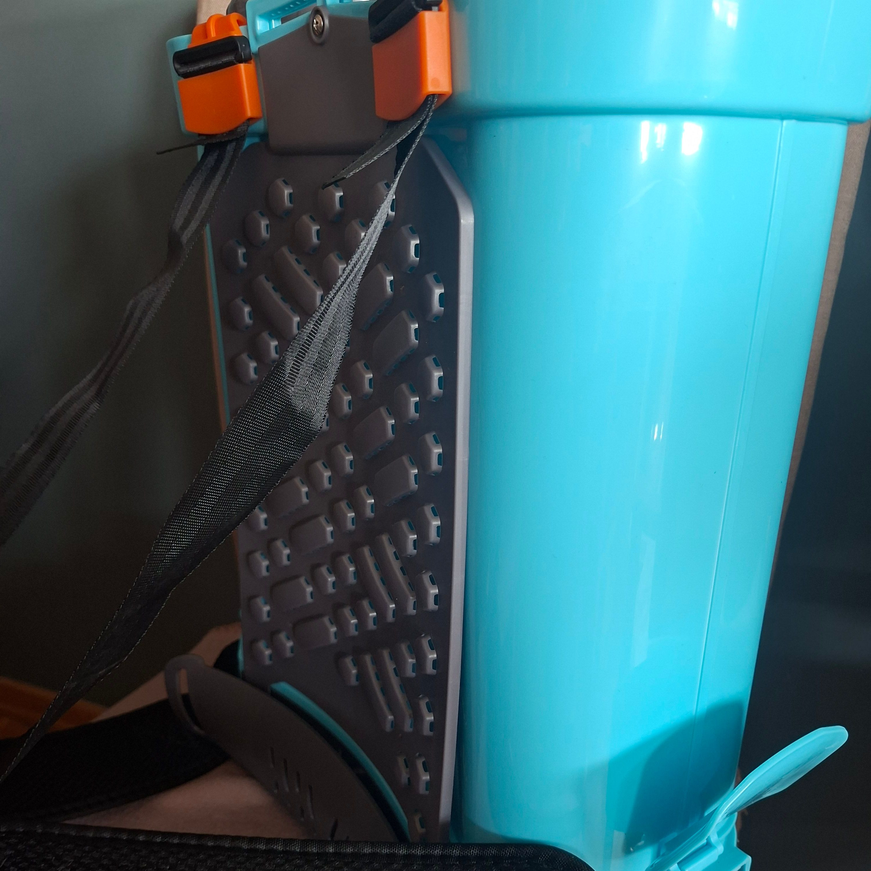 Akumulátorový postrekovač Cultivo 16 l s herbicídnym krytom fotografia realizácie 3