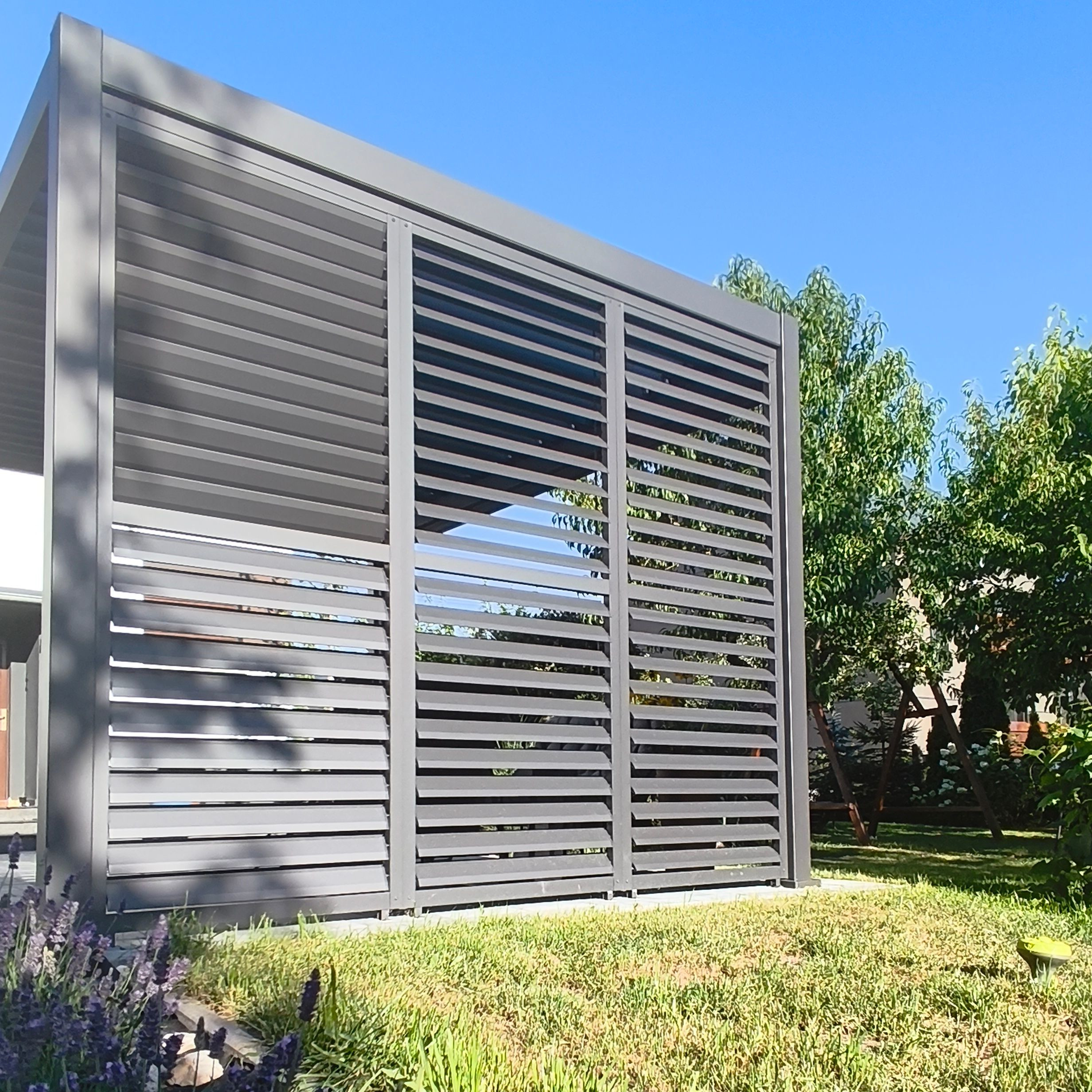 Hliníkový žalúziový panel Gutroof Premium 3 m, antracit fotografia realizácie 3